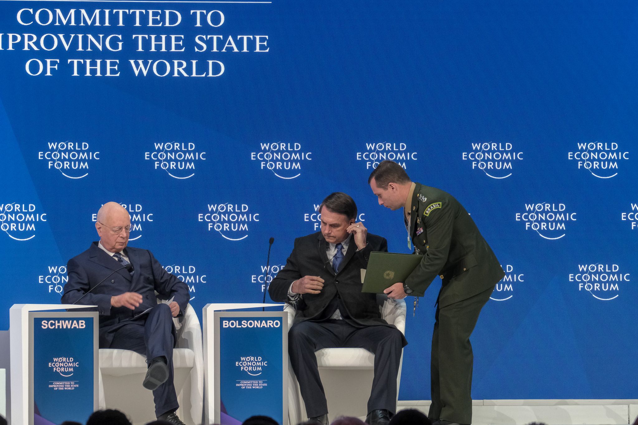 Un militar avisa a Jair Bolsonaro que ha de pronunciar el seu discurs a Davos