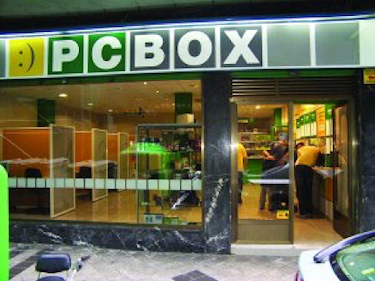 App, Beep i PCBox es reafirmen com el líder en el retail espanyol d'informàtica | Wikimedia Commons