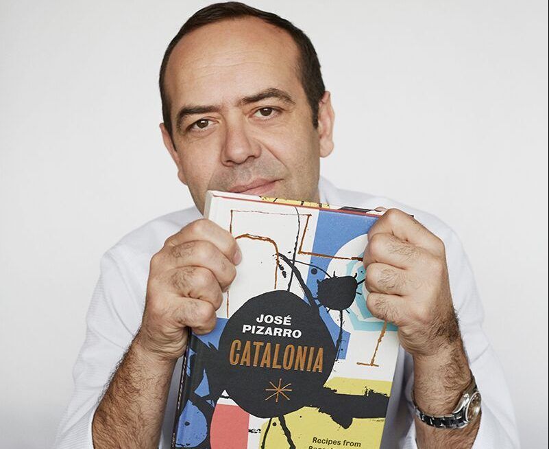 El xef i empresari José Pizarro amb el seu llibre sobre cuina catalana