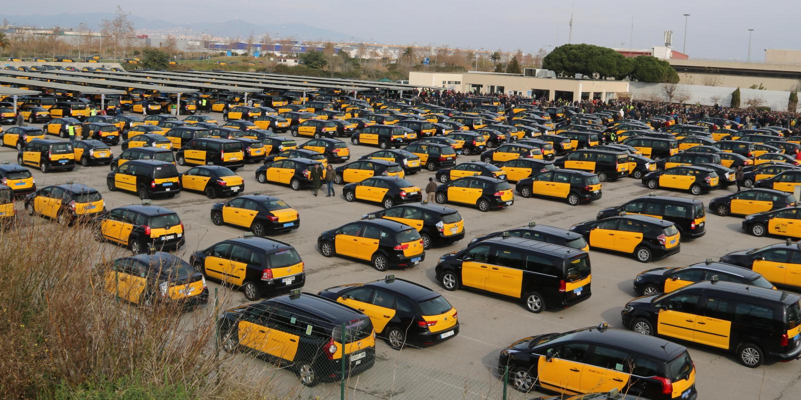 Desenes de taxis estacionats a la zona d'espera de la T2 de l'Aeroport de Barcelona El Prat | ACN