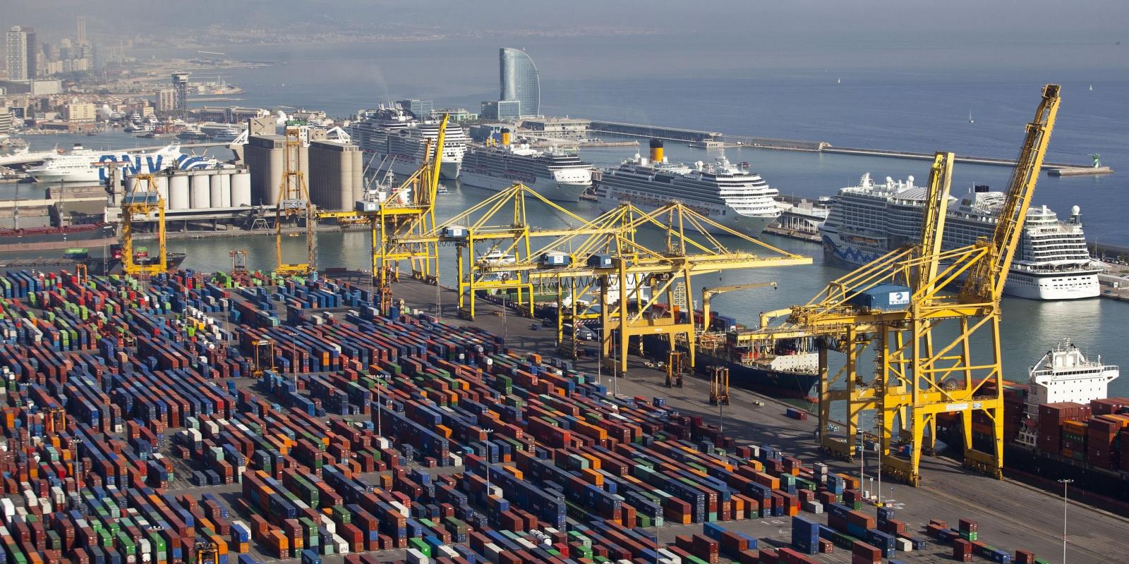 Vista aèria de les terminals de contenidors del Port de Barcelona / Puertos del Estado