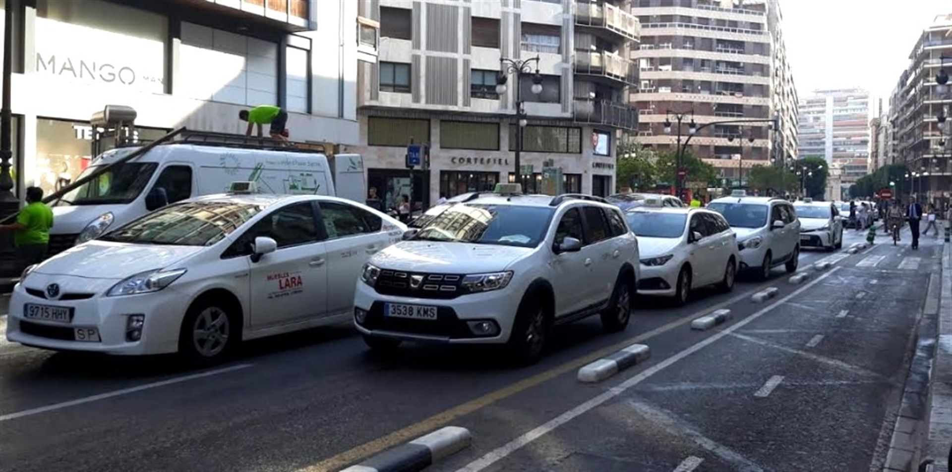 Els taxistes de València també protesten contra el decret de les VTC