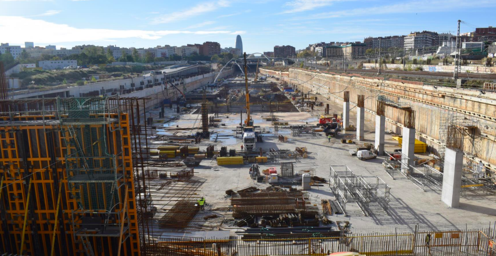 Vista de la llosa inferior de l'estació de la Sagrera, quasi acabada : Ajuntament i BSAV 