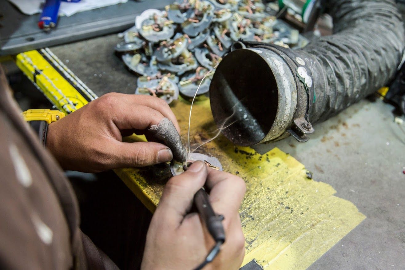 Un intern elabora peces de netejaparabrises per a vehicles | Àngel Bravo