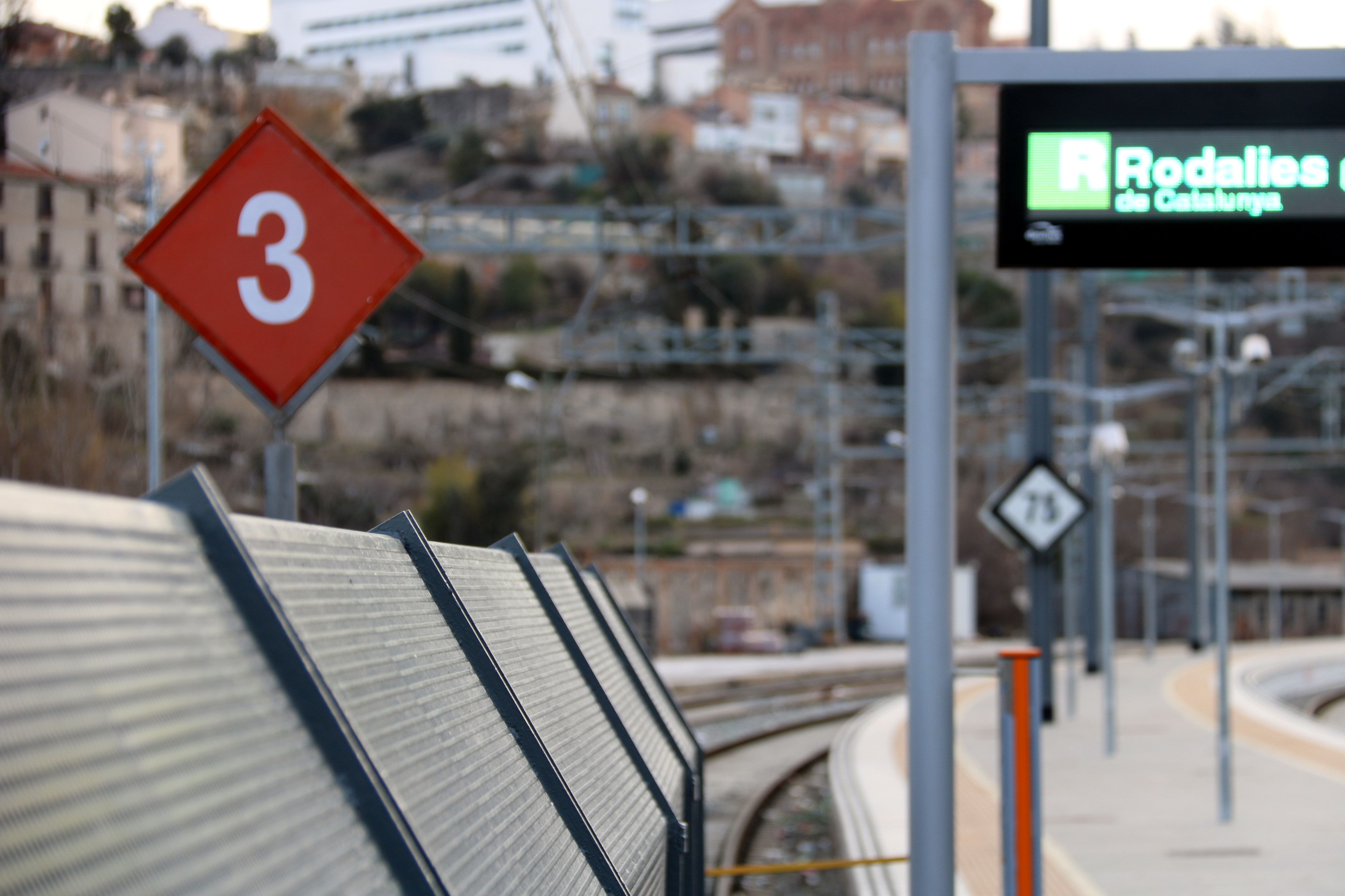 La via des d'on sol sortir el tren direcció Barcelona | ACN