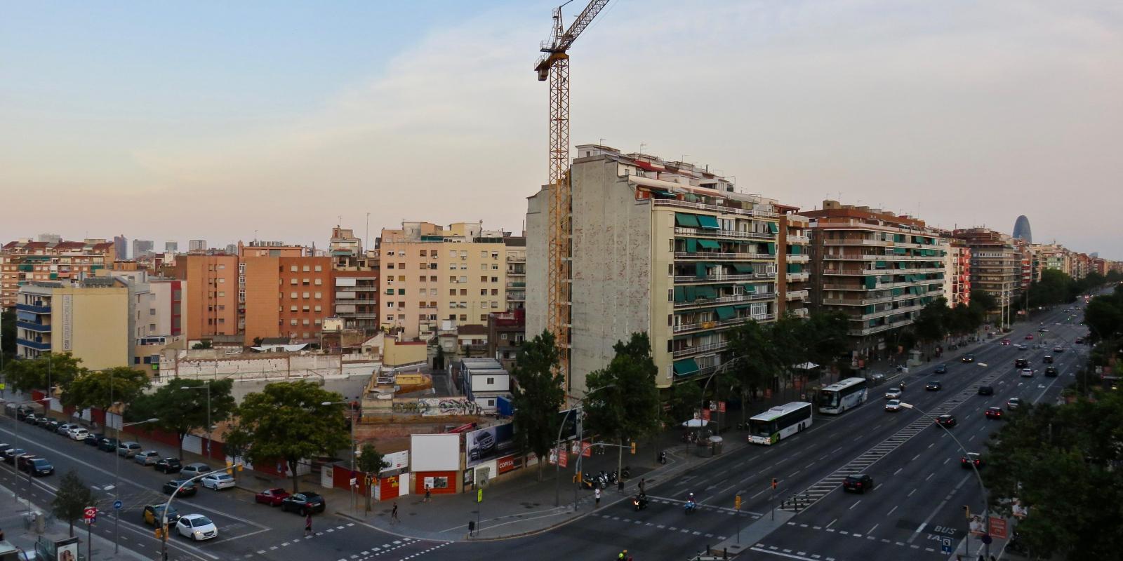 Encreuament del carrer Garcilaso i l'avinguda Meridiana, al barri de la Sagrera | Wikimedia