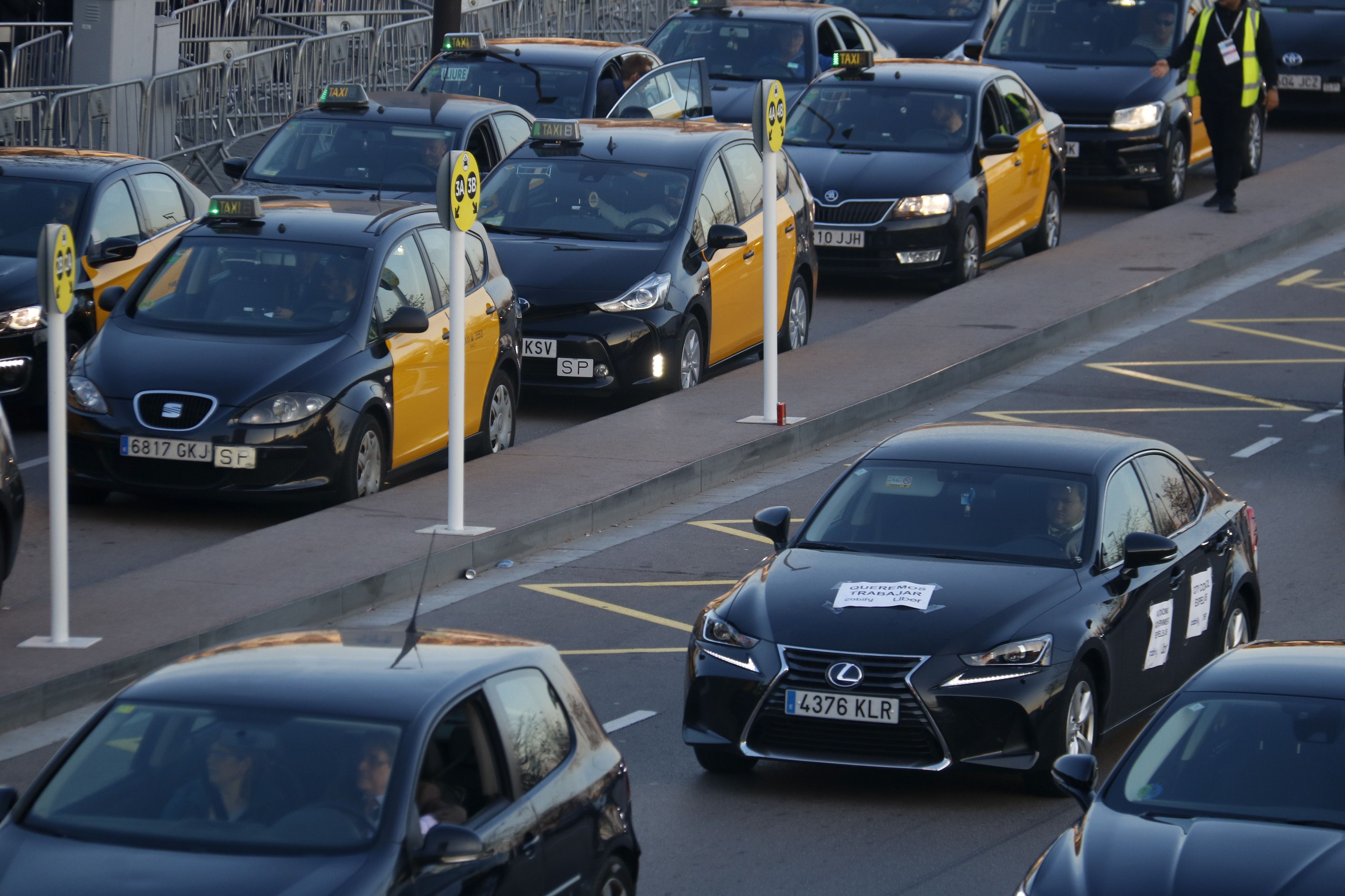 Els VTC protesten amb els taxis de fons | ACN