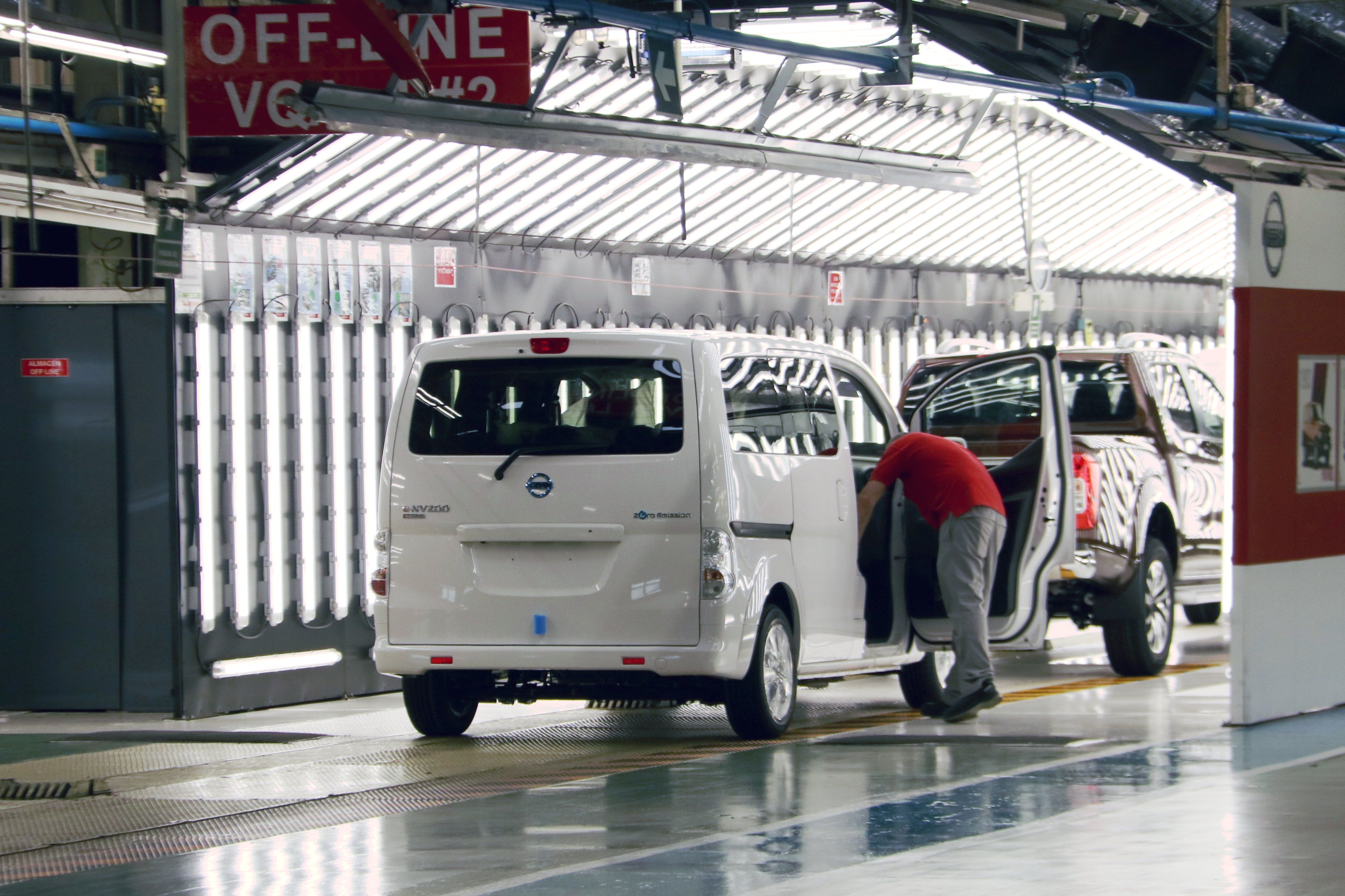 Pla d'un operari acabant de revisar un vehicle a la planta de muntatge de Nissan de la Zona Franca | ACN