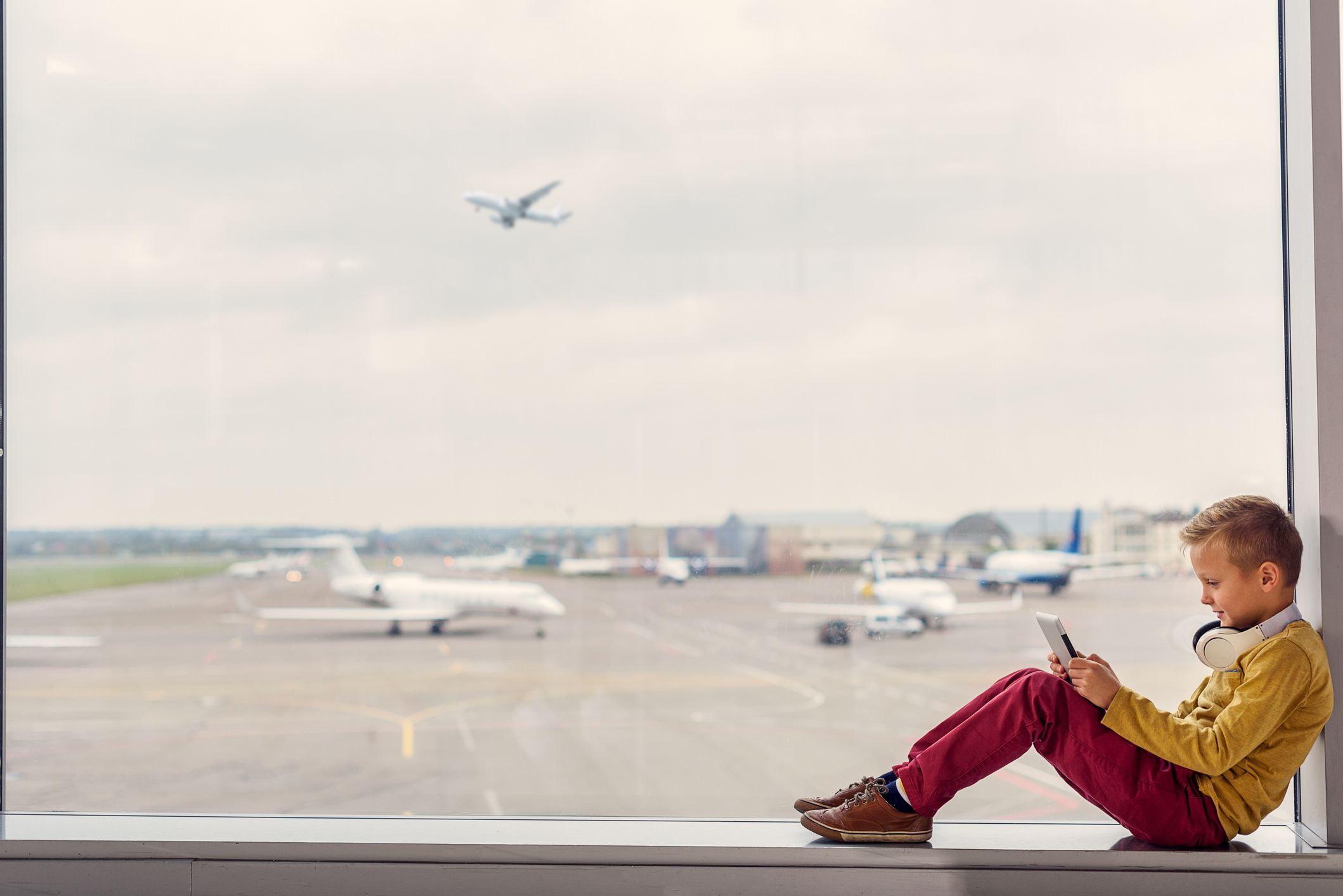 En un futuro cercano, los aeropuertos se convertirán en zonas de ocio y podràs hacer lo todo a trabós de una app | iStock