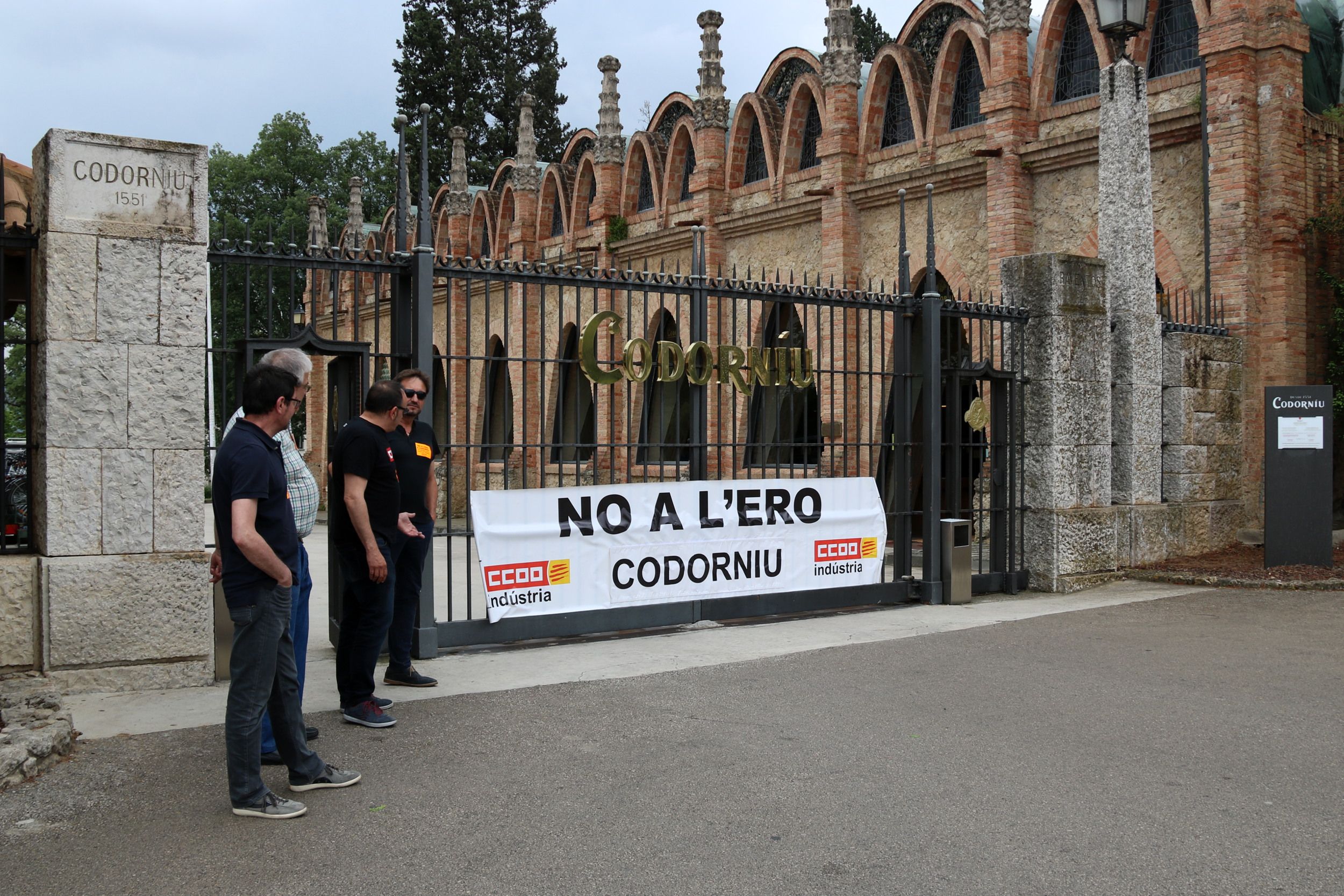 L'entrada principal a les caves Codorniu, on el comitè d'empresa hi ha situat momentàniament una pancarta de rebuig a l'ERO | ACN