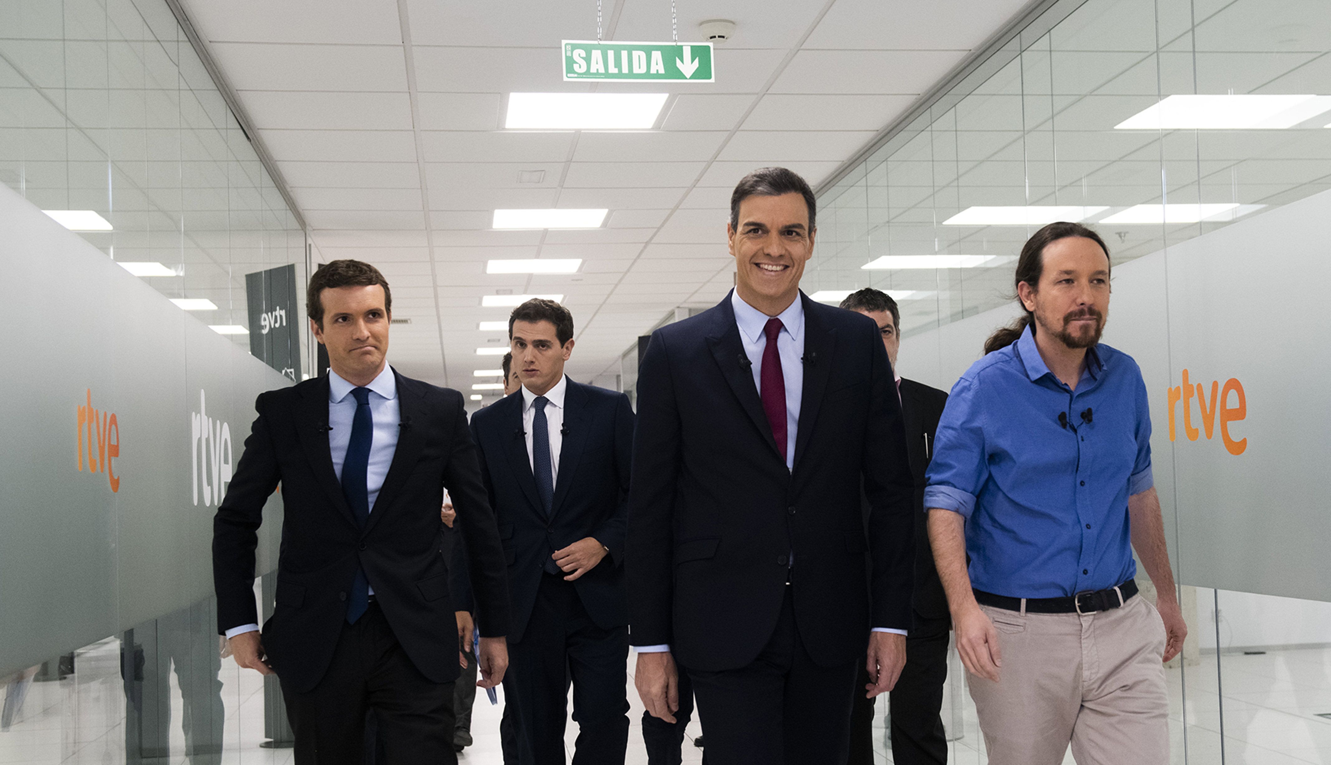 Pablo Casado, Pedro Sánchez, Albert Rivera i Pablo Iglesias caminant cap al plató del debat a quatre a RTVE | ACN