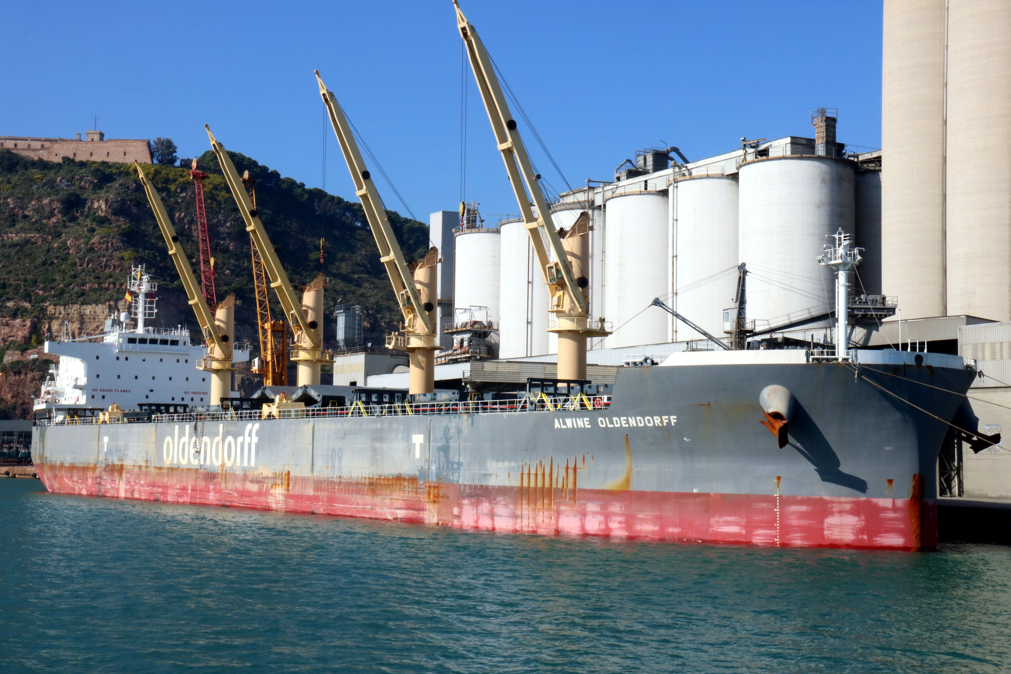 Un barco de caǹrrega amarrado a la terminal de mercancías del Puerto de Barcelona | ACN