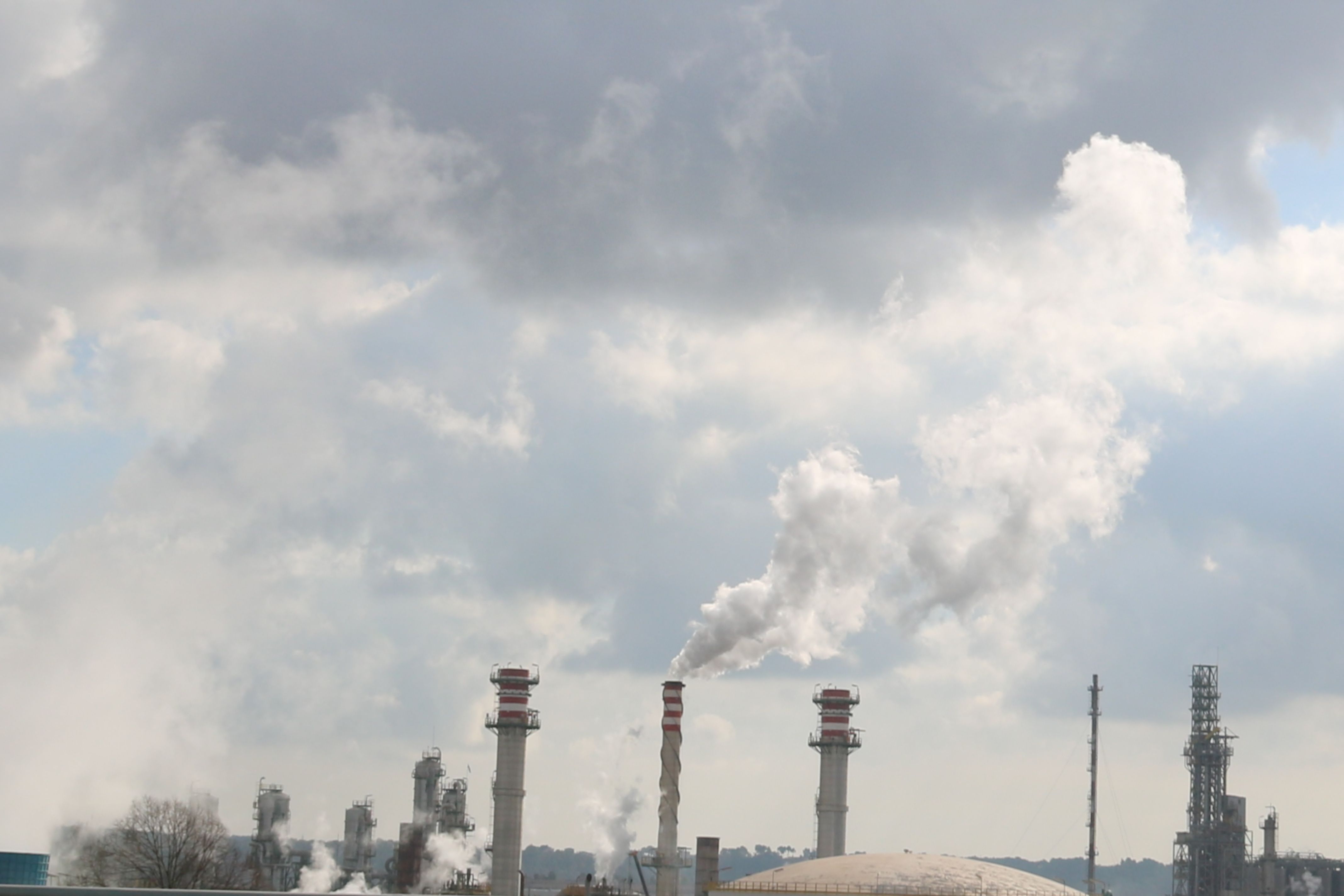 El polígon petroquímic nord de Tarragona i de columnes de fum blanc cap al cel