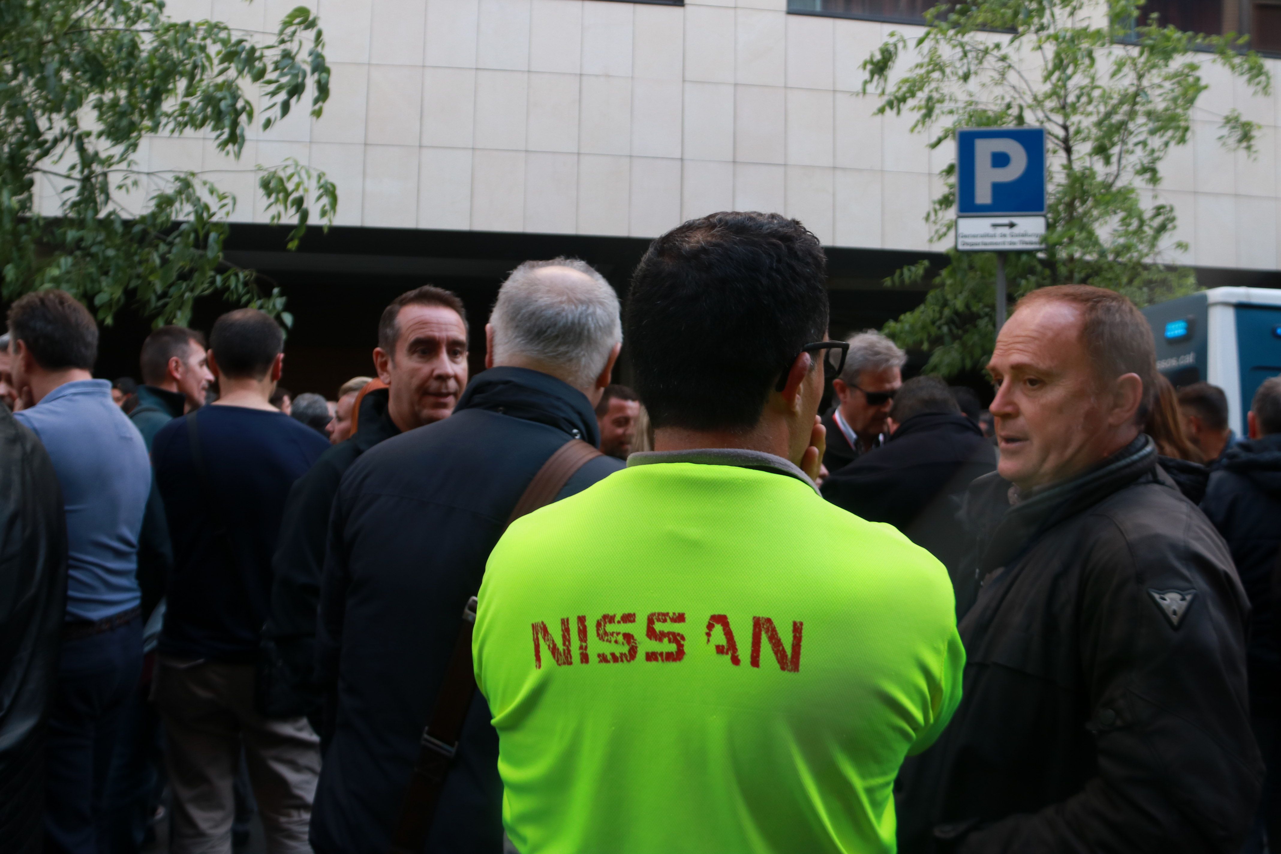 Un grup de treballadors de Nissan concentrats davant la seu del Departament de Treball | ACN