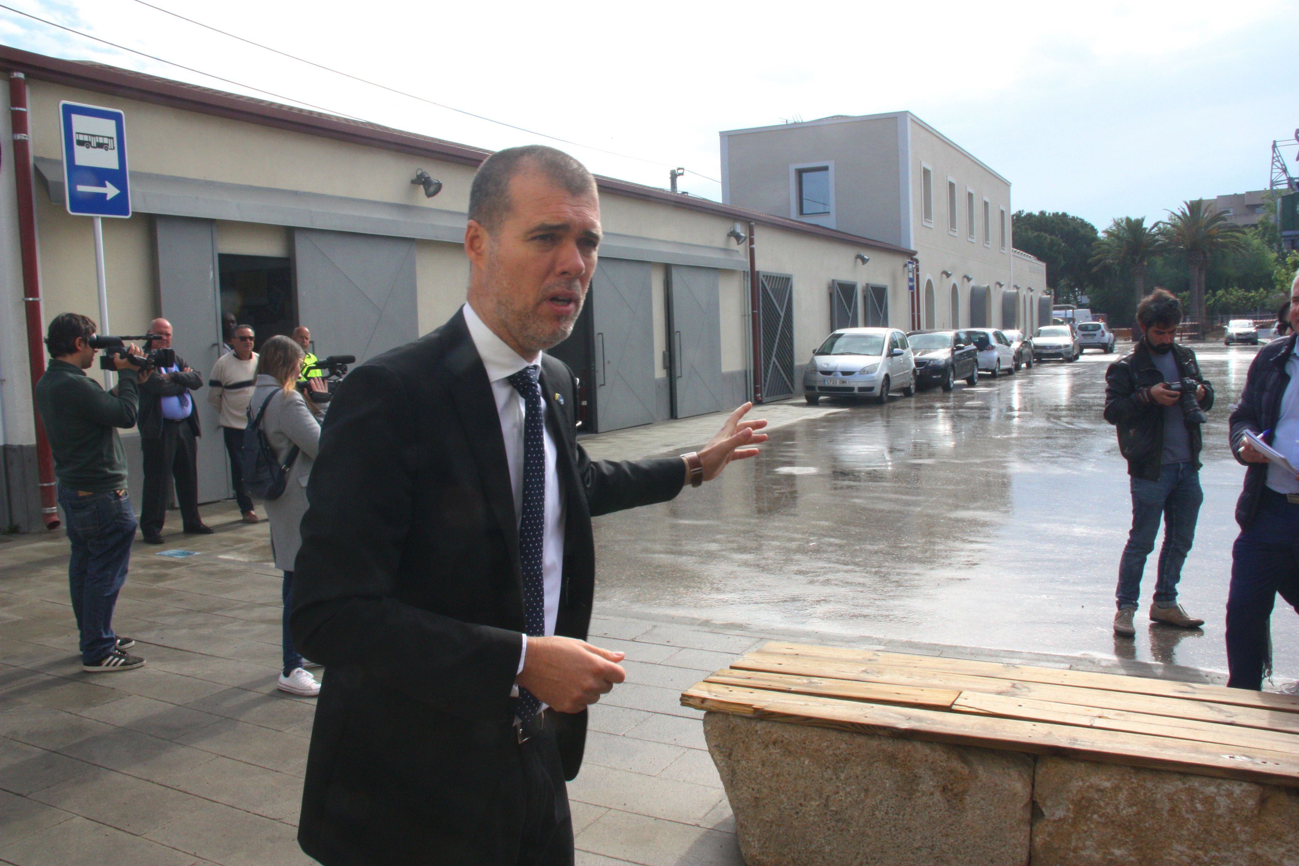 El president del Port de Tarragona ensenya la zona on aparcaran els vehicles que arribin al Tarragona Cruise Port Welcome Center | ACN