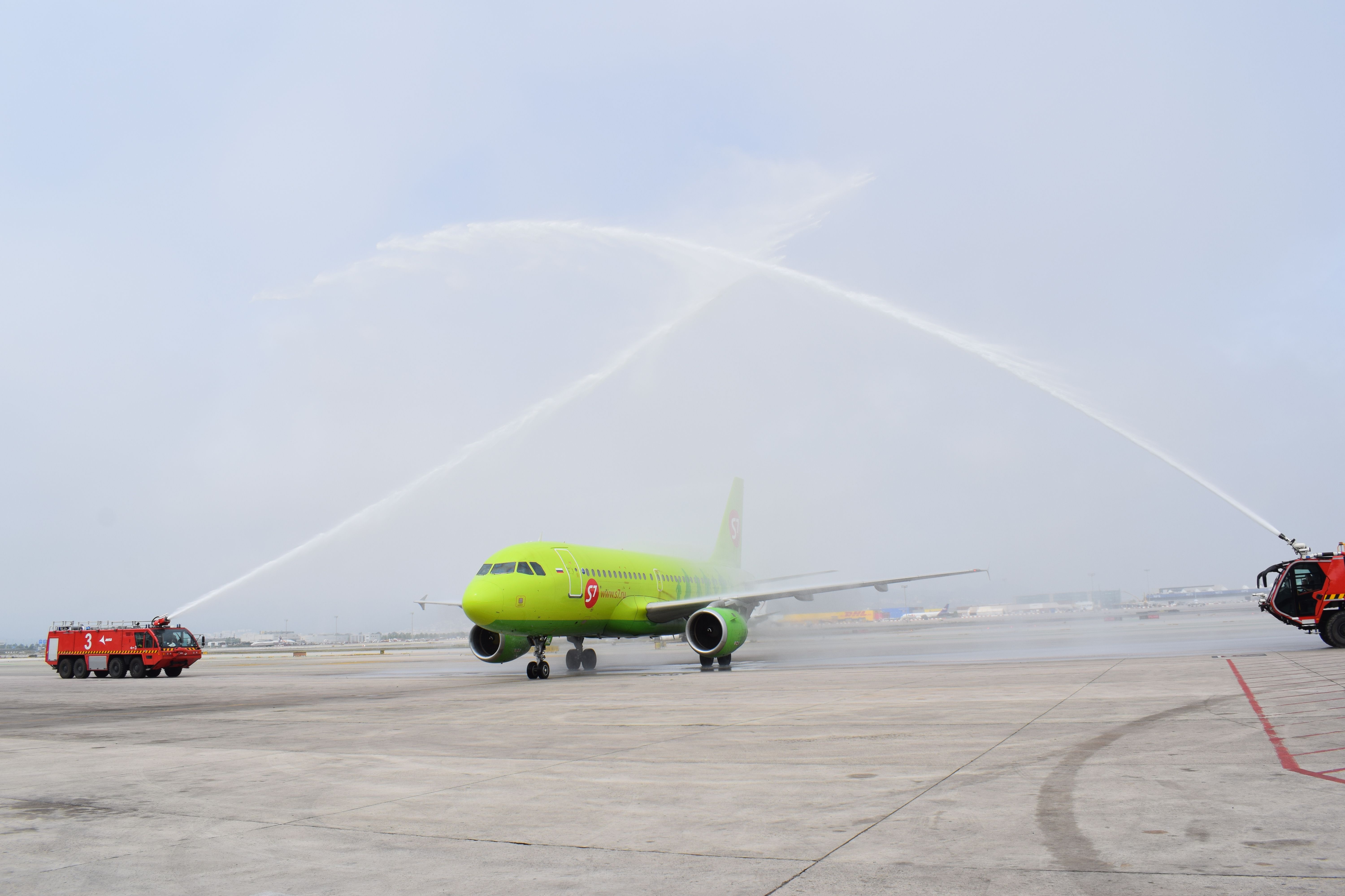 Els bombers inauguren el vol d'S7 al Prat amb connexió amb Sant Petersburg | ACN