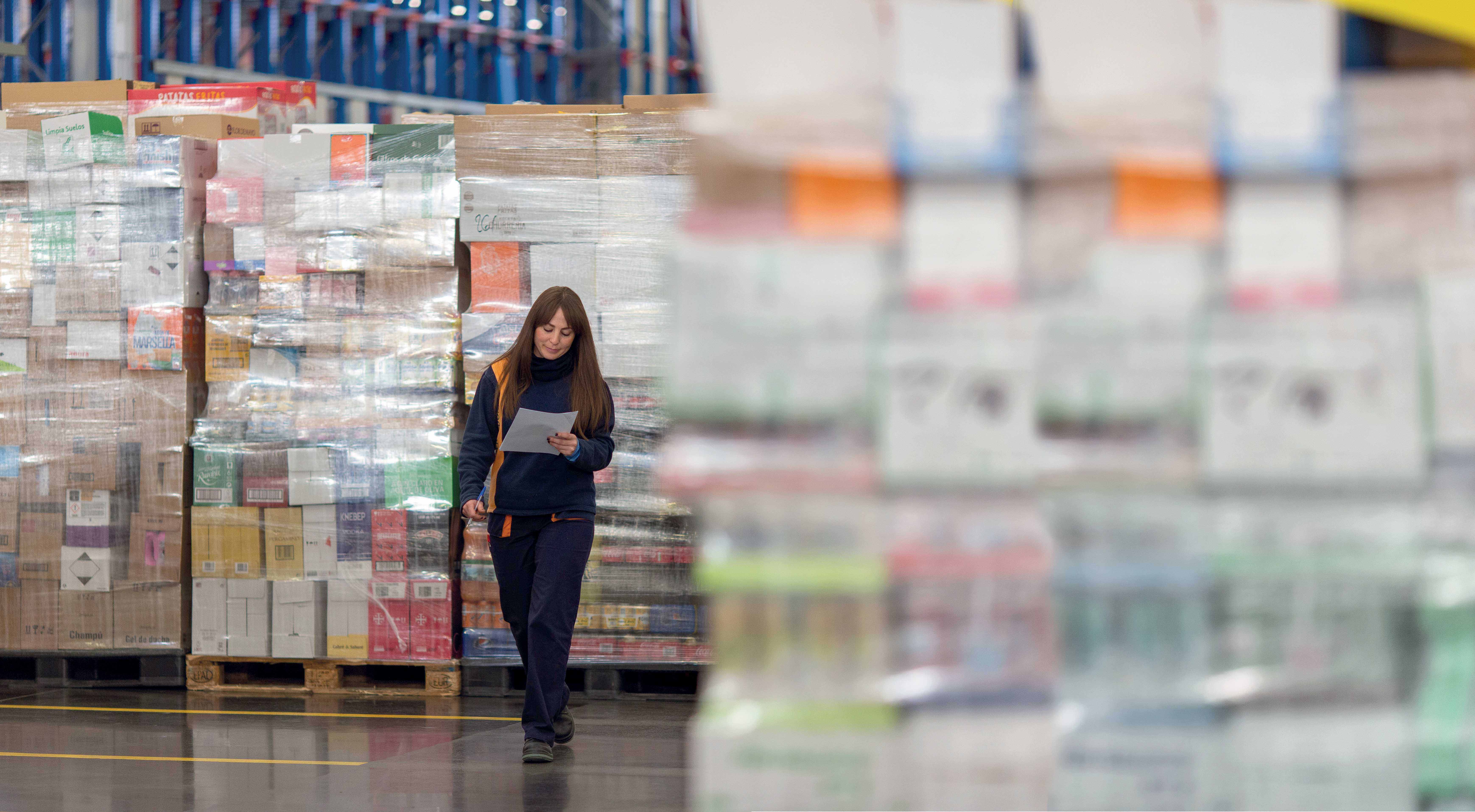 Una treballadora en un bloc logístic de Mercadona | Cedida