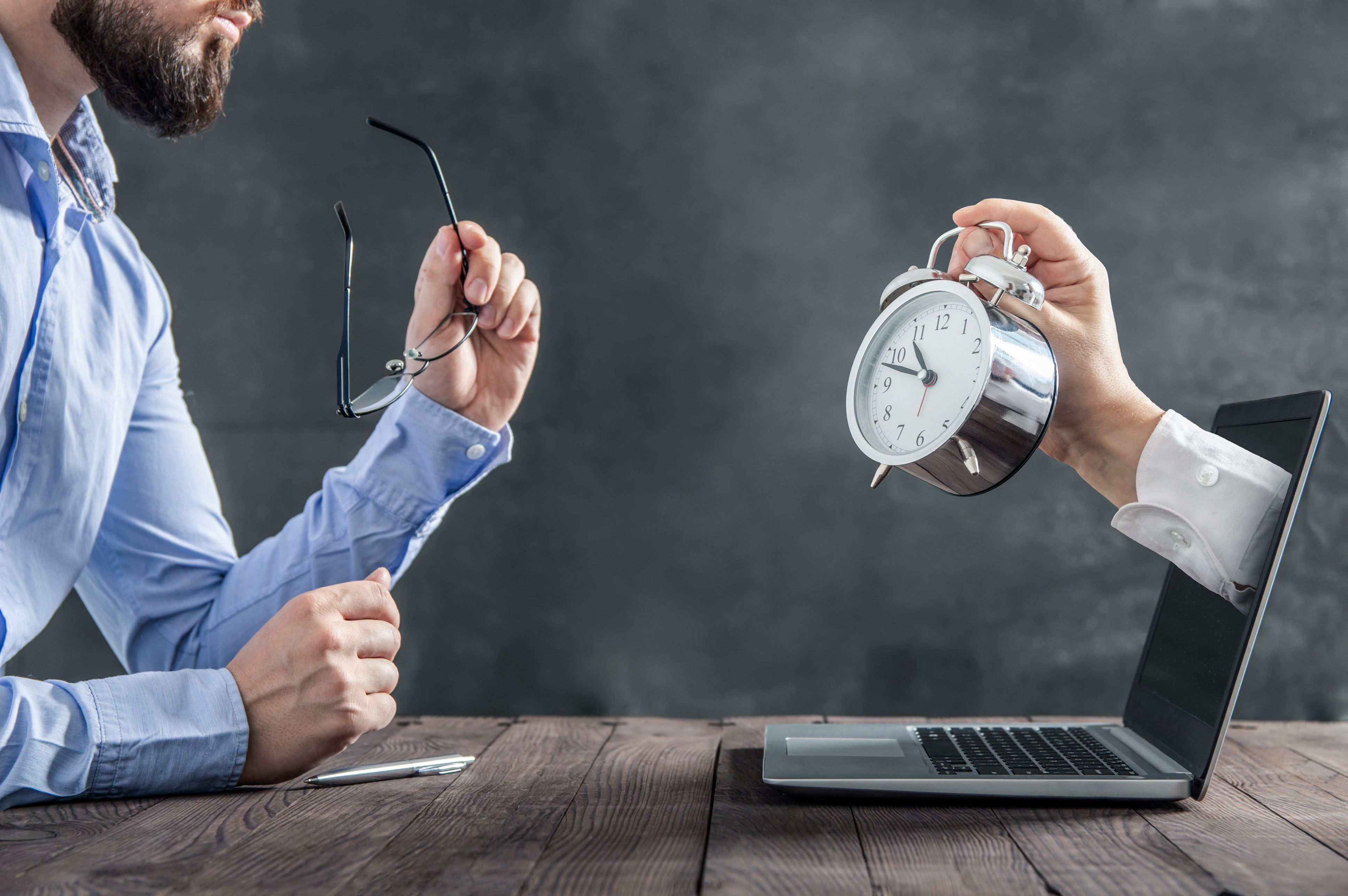 Reloj jornada laboral istock