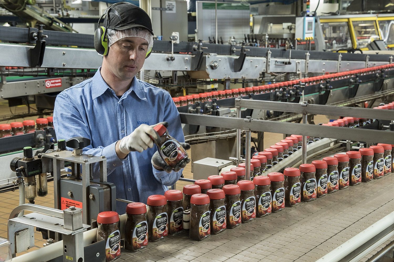 Un trabajador a la hacèbrica de cafè soluble que la multinacional Nestlé té́ en Girona | Nestlé