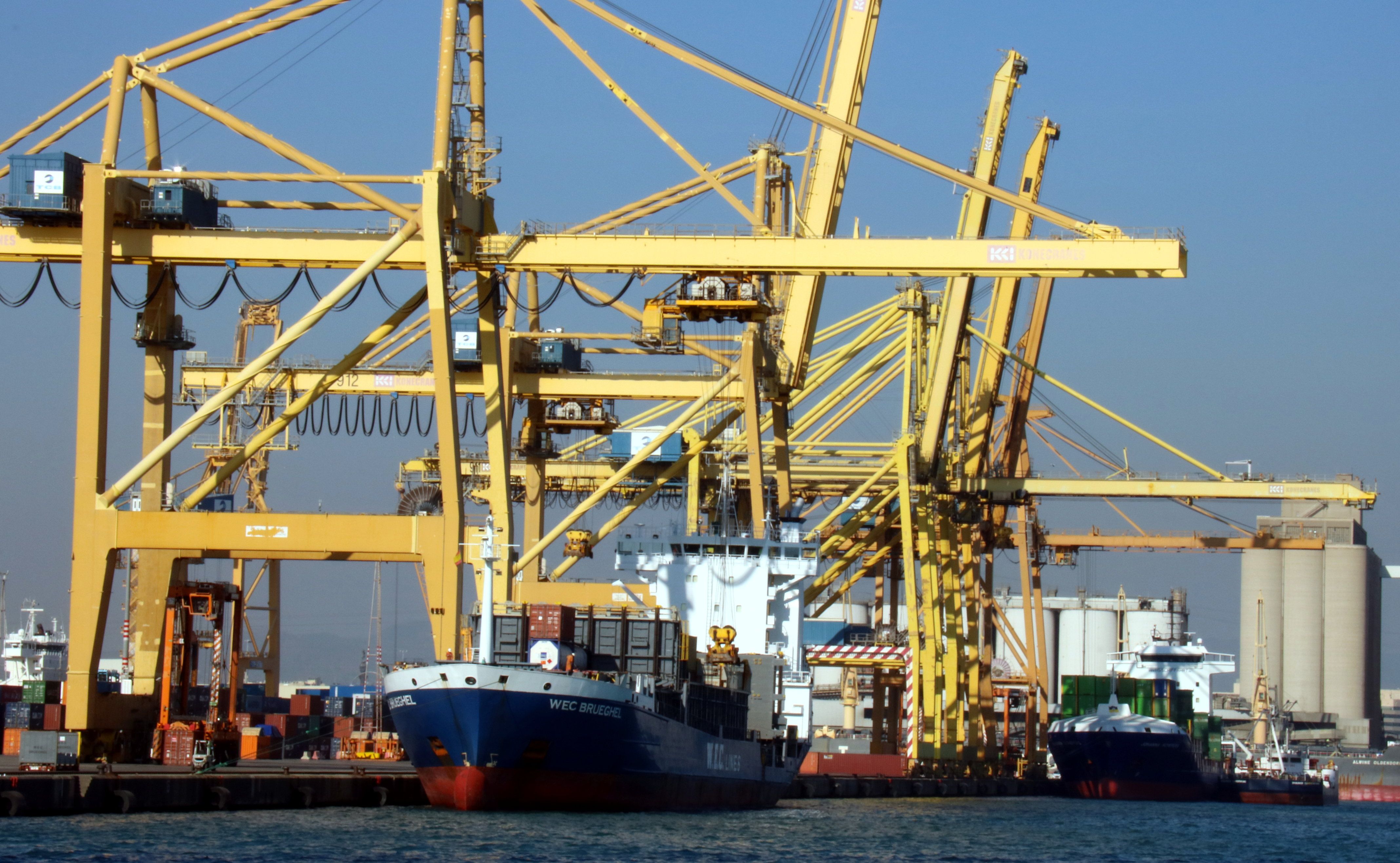 Un barco mercante a la terminal de mercancías al Puerto de Barcelona | ACN