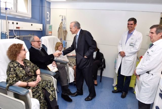 El president de la Fundació Bancària 'La Caixa', Isidre Fainé, en una visita a l'Hospital Clínic. | Cedida