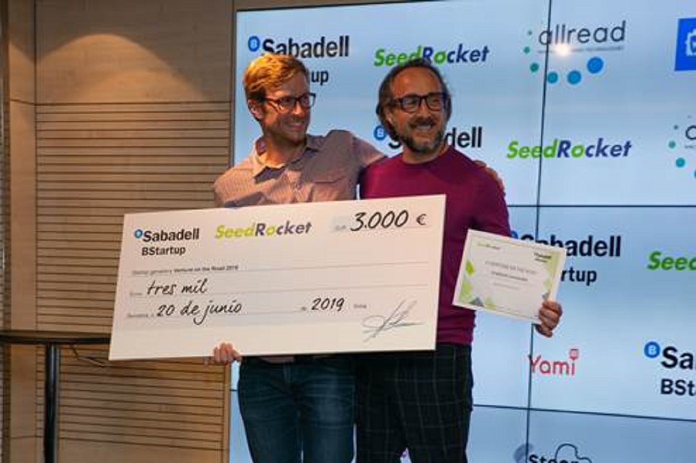 Adriaan Landman, COO de AllRead, y Miguel Constenla, CEO, reciben lo premio a la mejor startup | Cedida