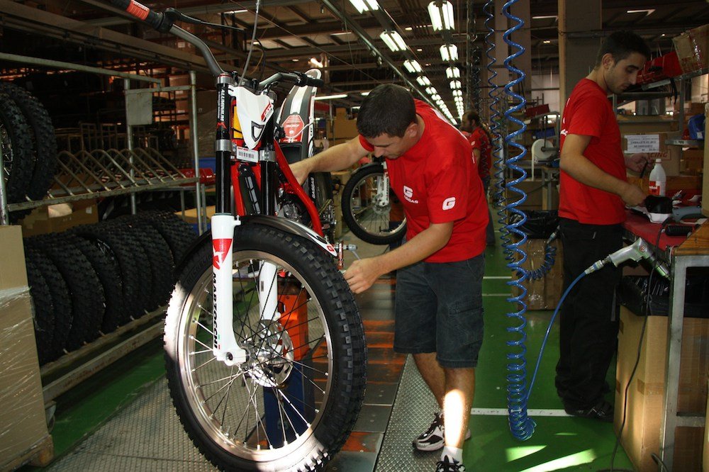 Un treballador en la fàbrica de motos