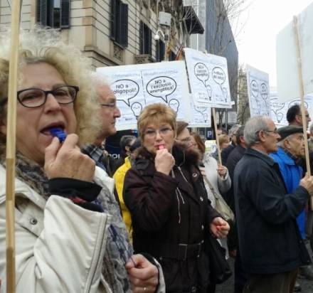 Un centenar de persones es concentren davant la Delegació del govern espanyol a Barcelona per protestar contra la reforma elèctrica.