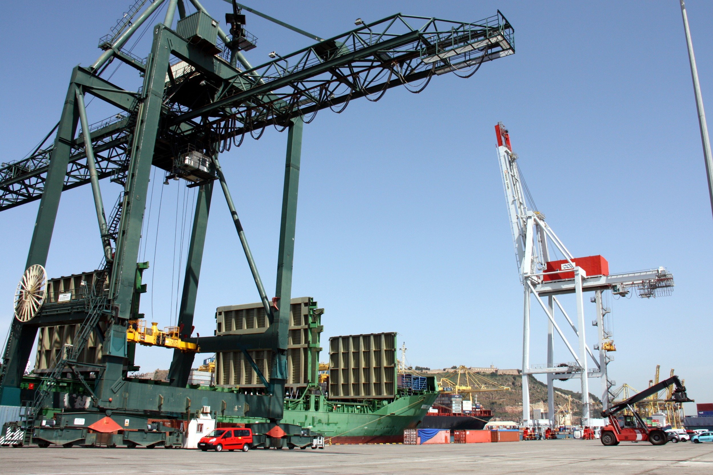 Càrrega de contenidors al port de Barcelona