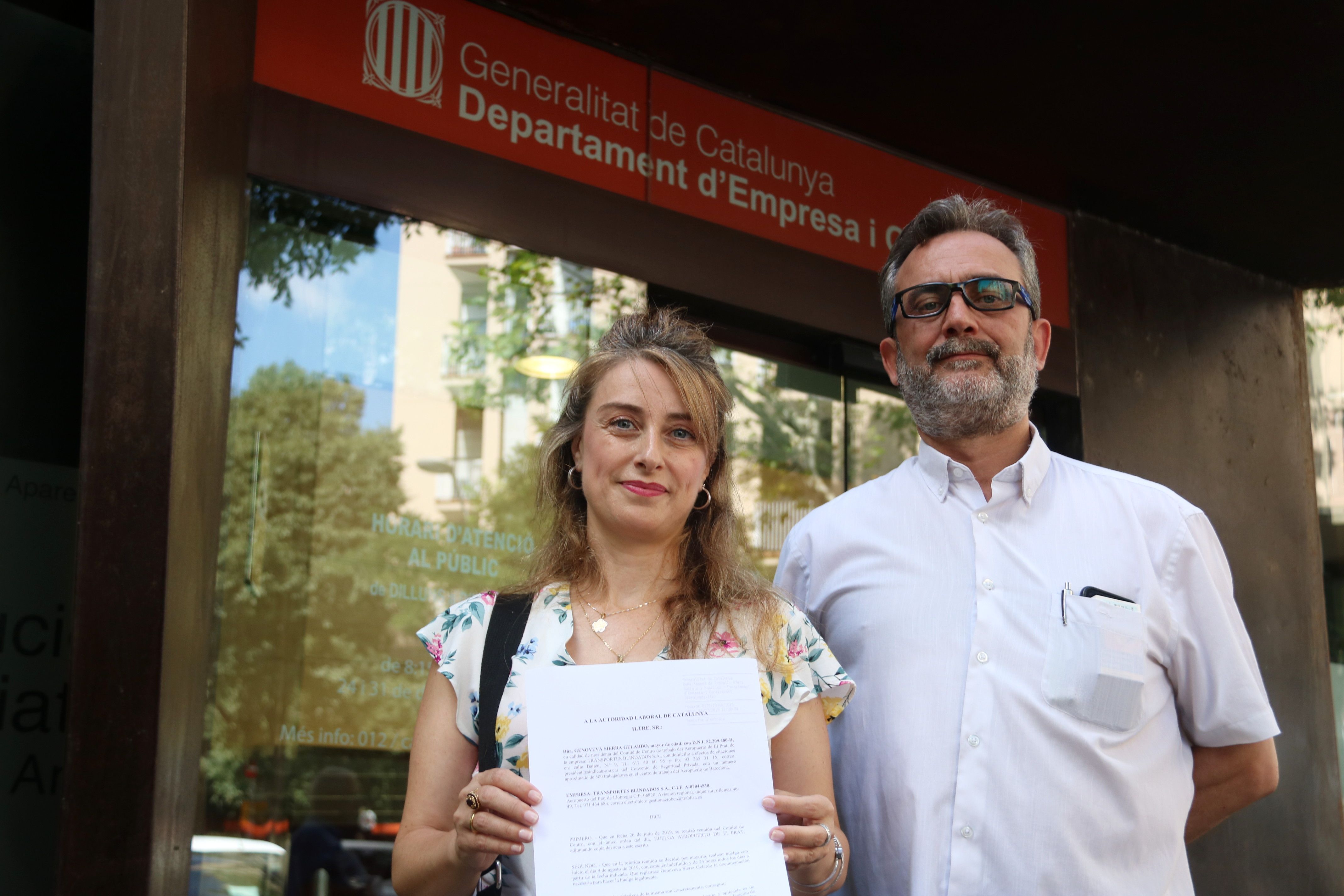 La presidenta del comitè de empresa de Trablisa, Genoveva Sierra y el presidente de la Plataforma de Representació Obrera Unitàría (BASTA), Juan Carlos Giménez Romero, enseñando el documento de registro de huelga | ACN