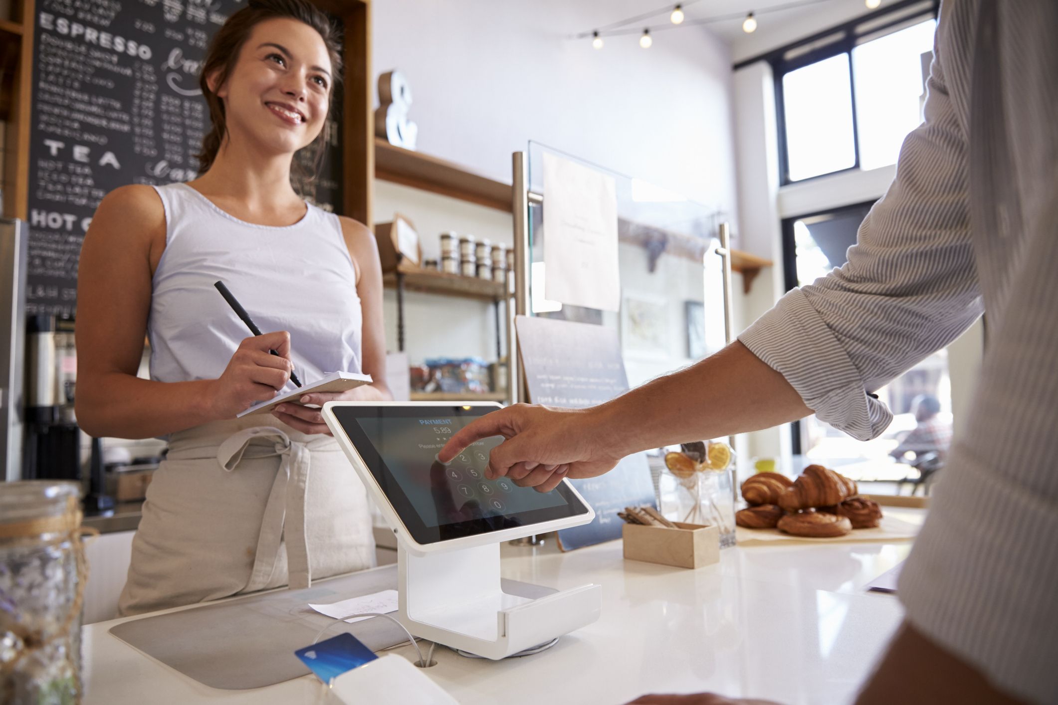 La mayoría de jóvenes trabajan en el sector servicios, hecho que aumenta la temporalidad entre los menores de 29 años | iStock