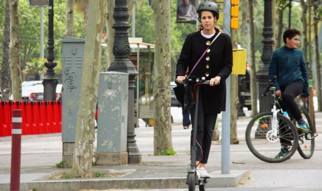 Una chica en patinete eléctrico por la Avinguda Diagonal | ACN