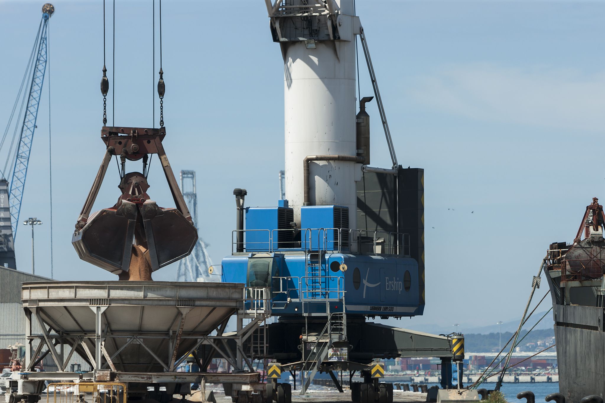 Maquinària descarregant gra al port de Tarragona | ACN