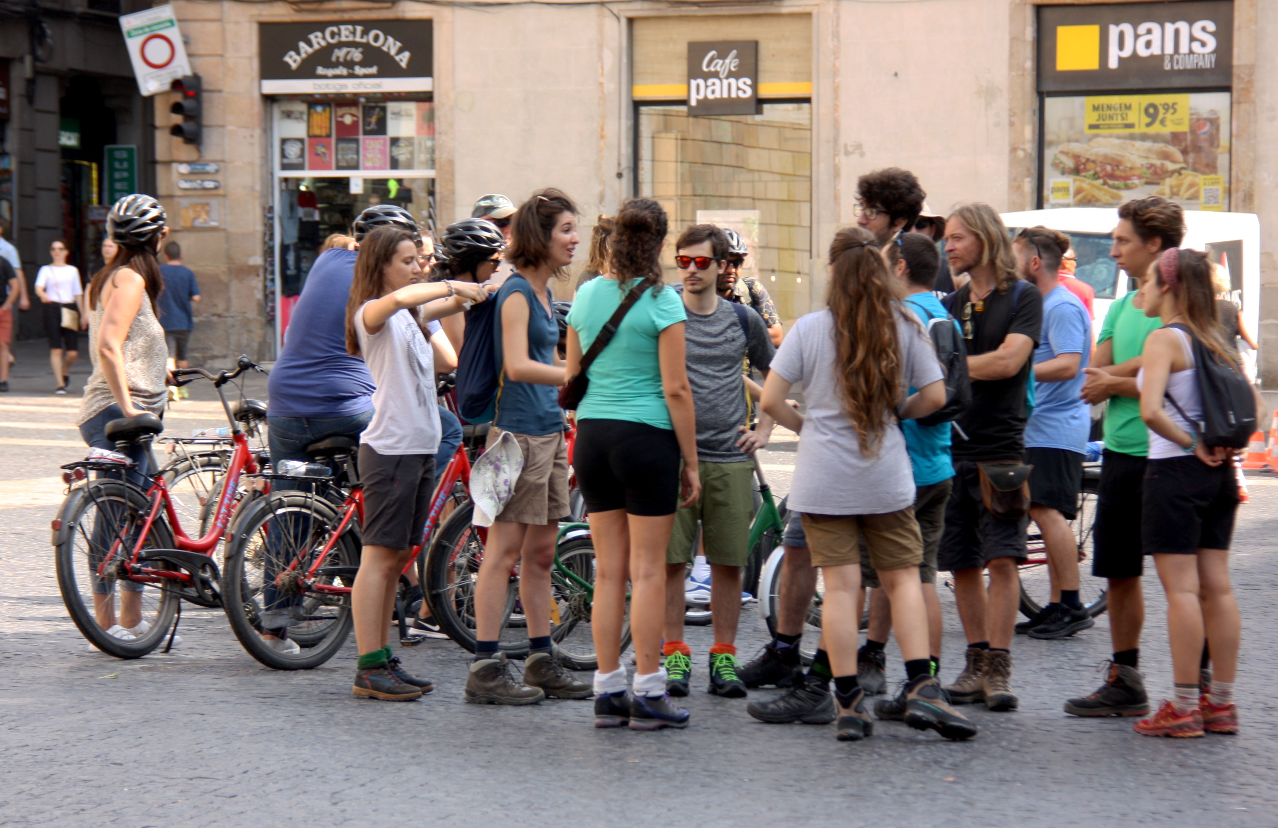 Un grupo de turistas a la Plazco̧a Santo Jaume de Barcelona este agosto | ACN