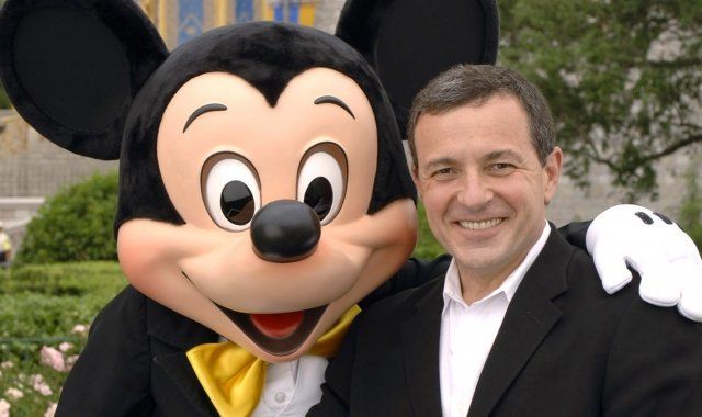 Mickey Mouse y Robert A. Iger, CEO de Disney