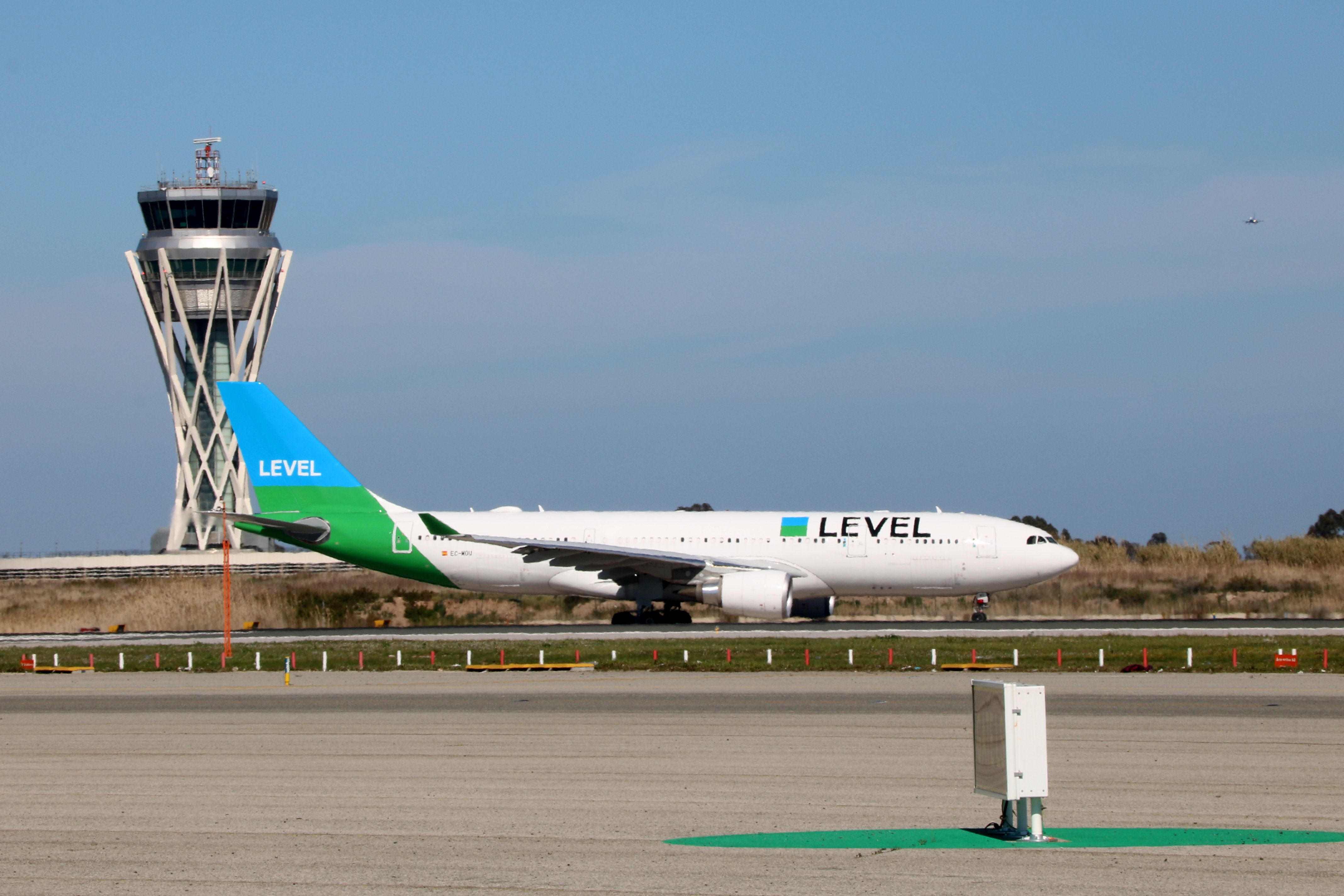 Un avió de Level circulant per la pista d'enlairament de l'aeroport del Prat | ACN