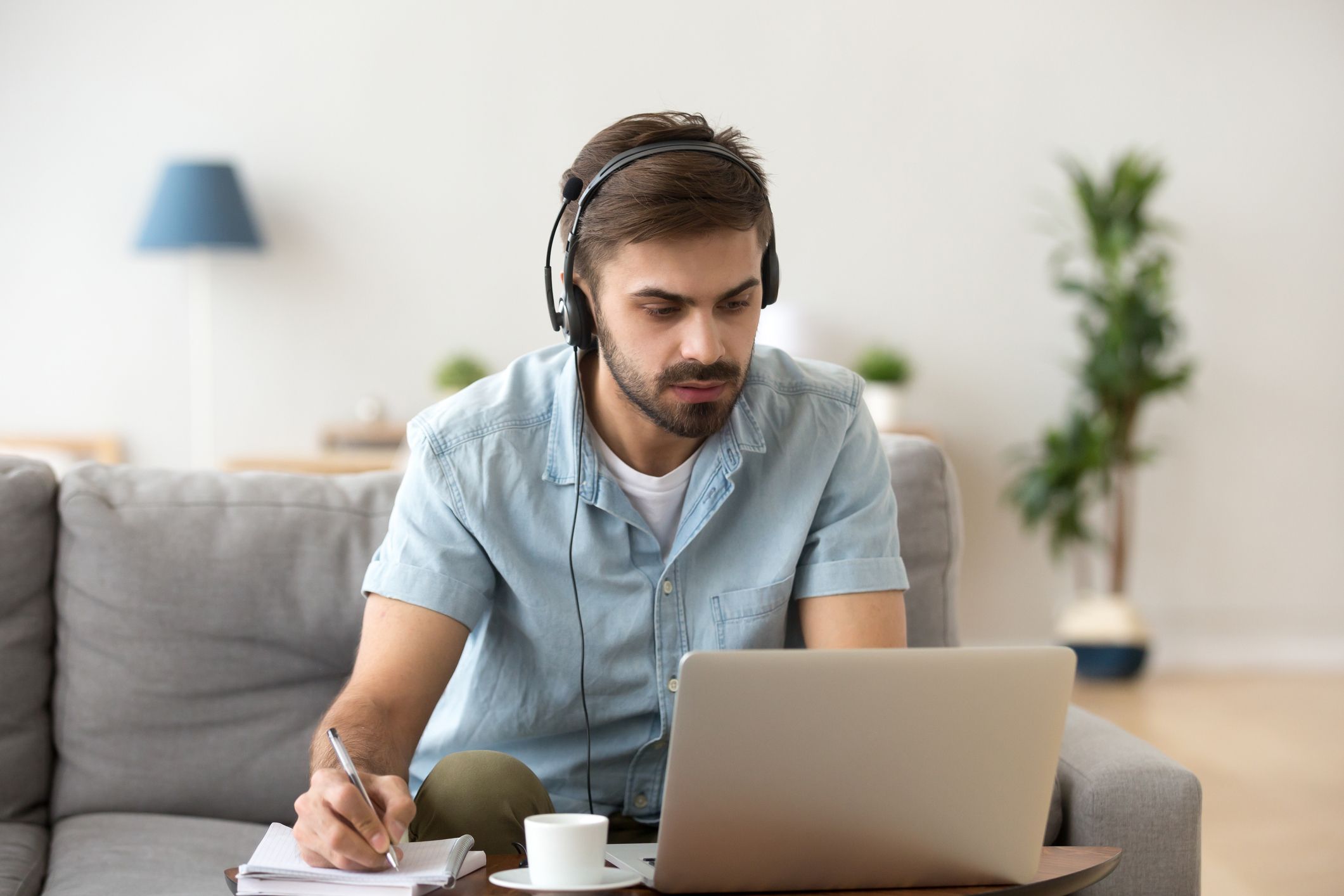 Són diverses les empreses que ofereixen cursos d'anglès a distància, però no arribaran a substituir les acadèmies | iStock