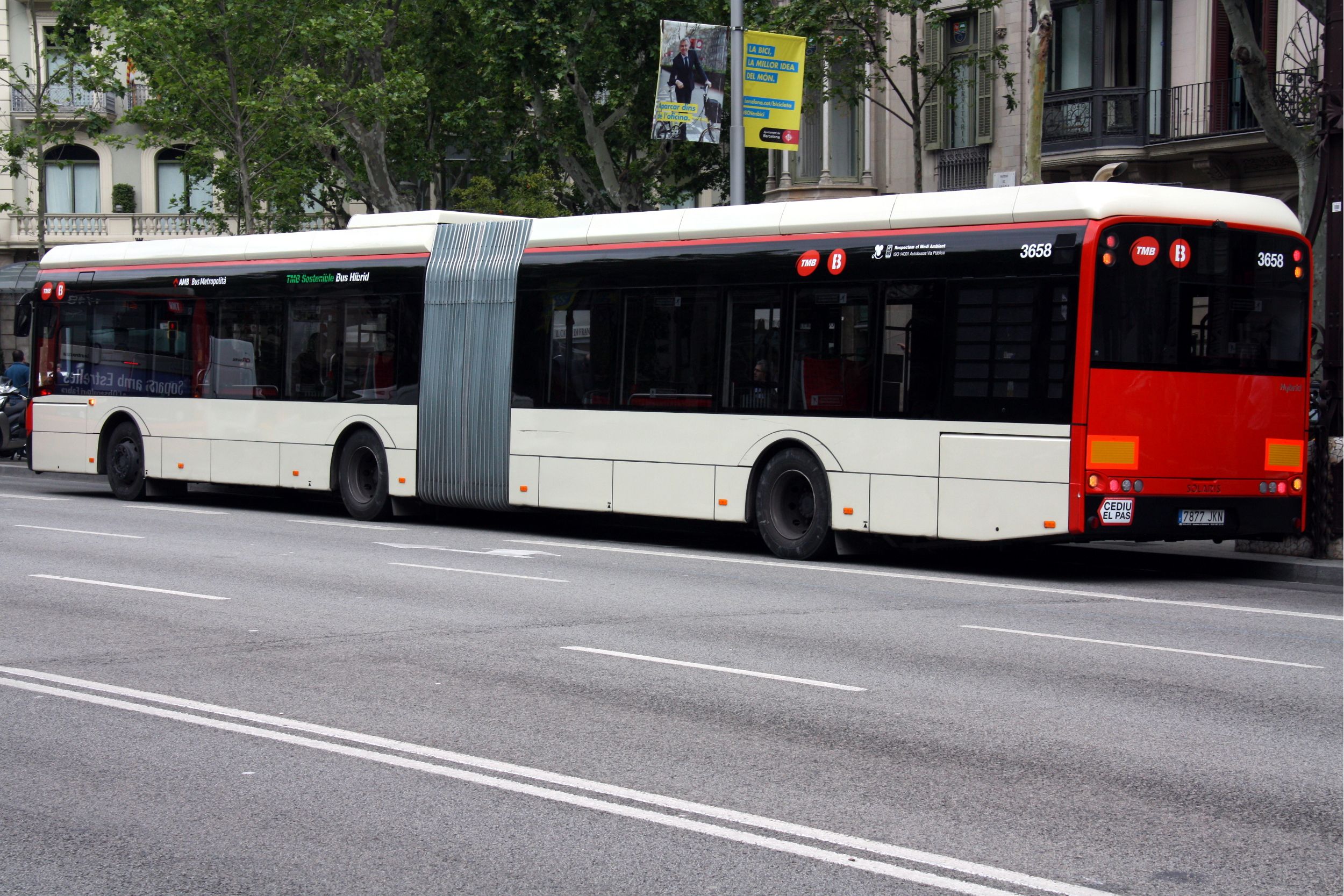 Els busos de Barcelona circulen a una mitjana de 13km/h | ACN