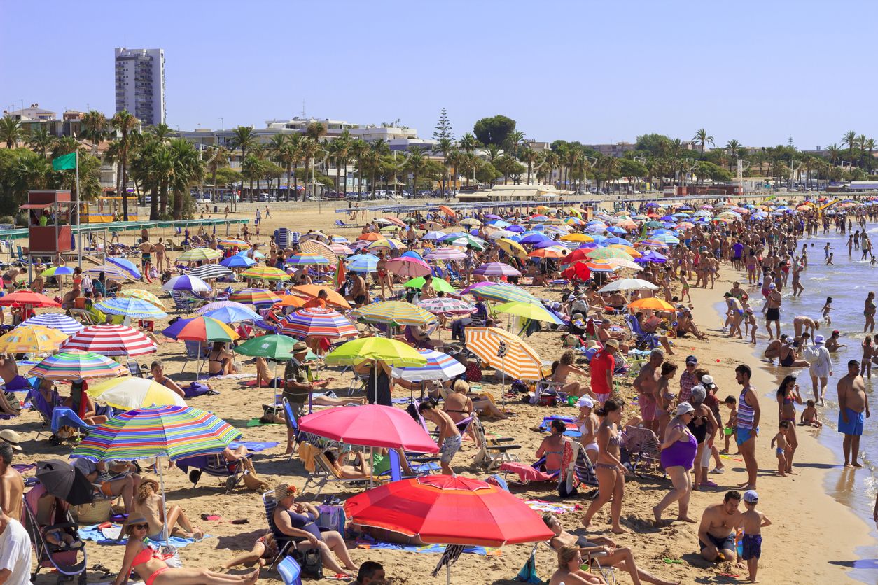 Uns 55.000 viatgers britànics havien contractat els seus viatges a la Costa Daurada | iStock