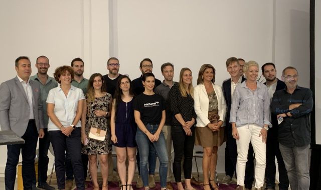 Els representants de les 12 startups seleccionades amb els representants d'Ibercaja