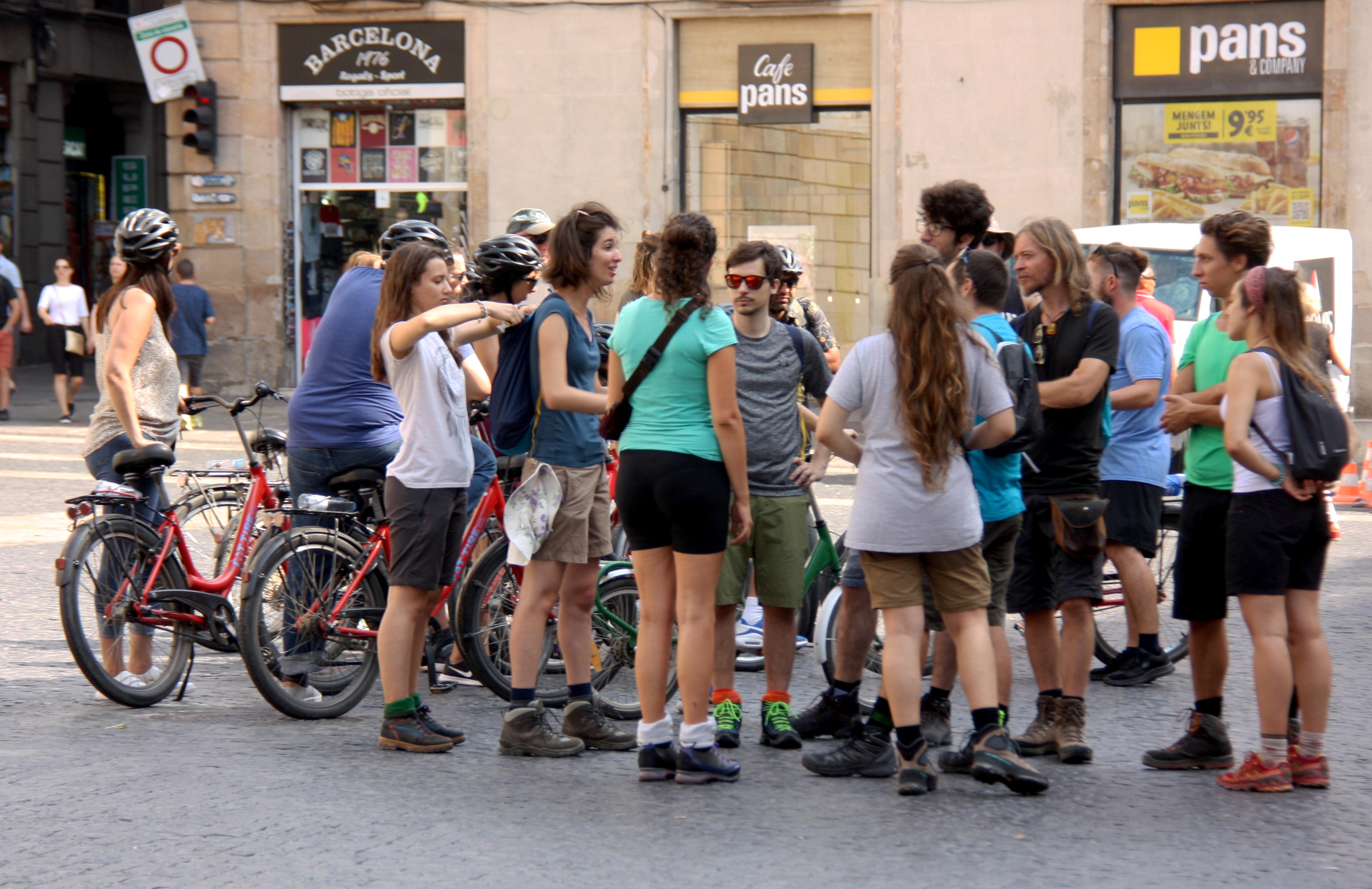 Un grup de turistes amb bicicletes a la Plaça Sant Jaume : ACN