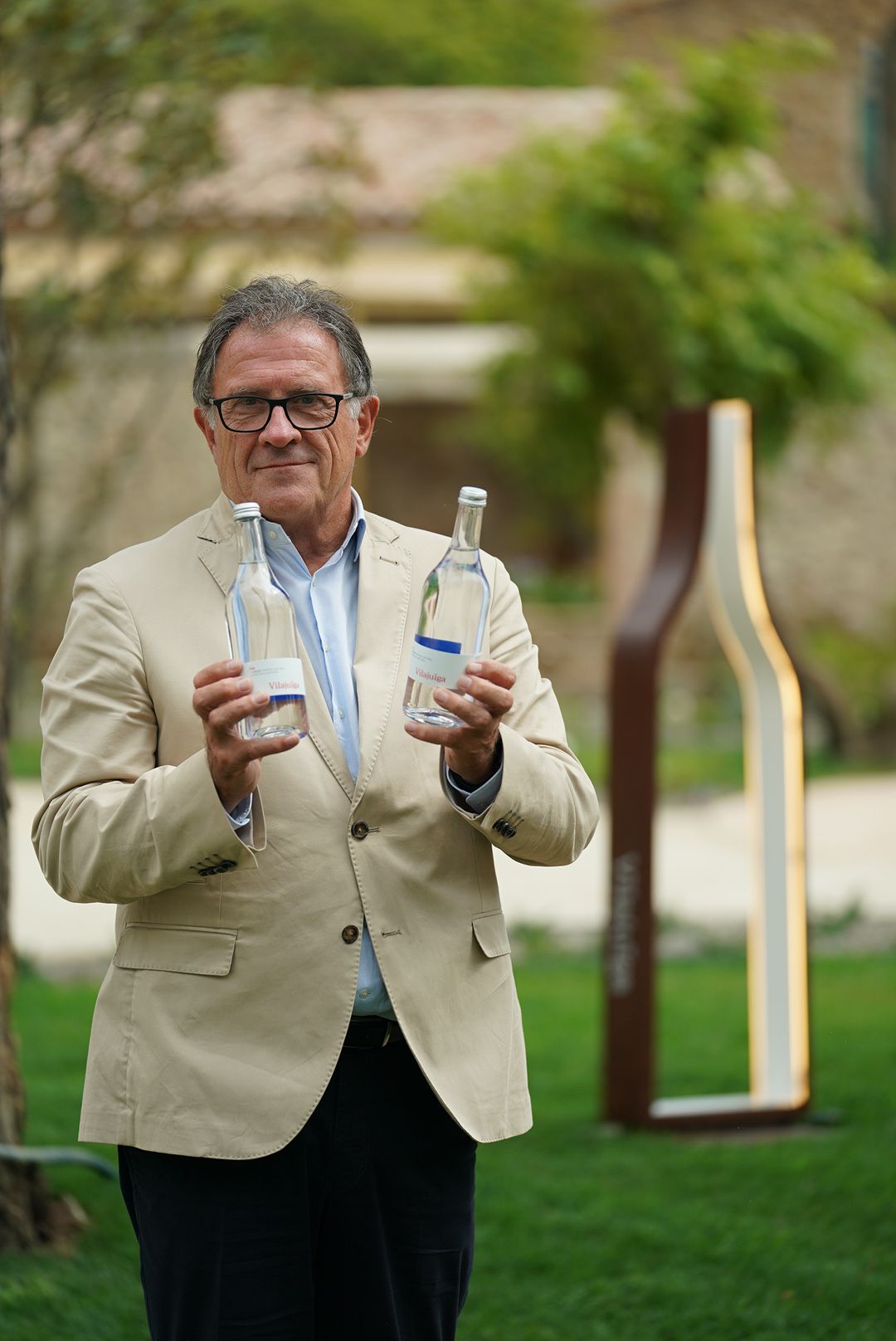 Joan Fornos con botellas de Agua de Vilajuïga