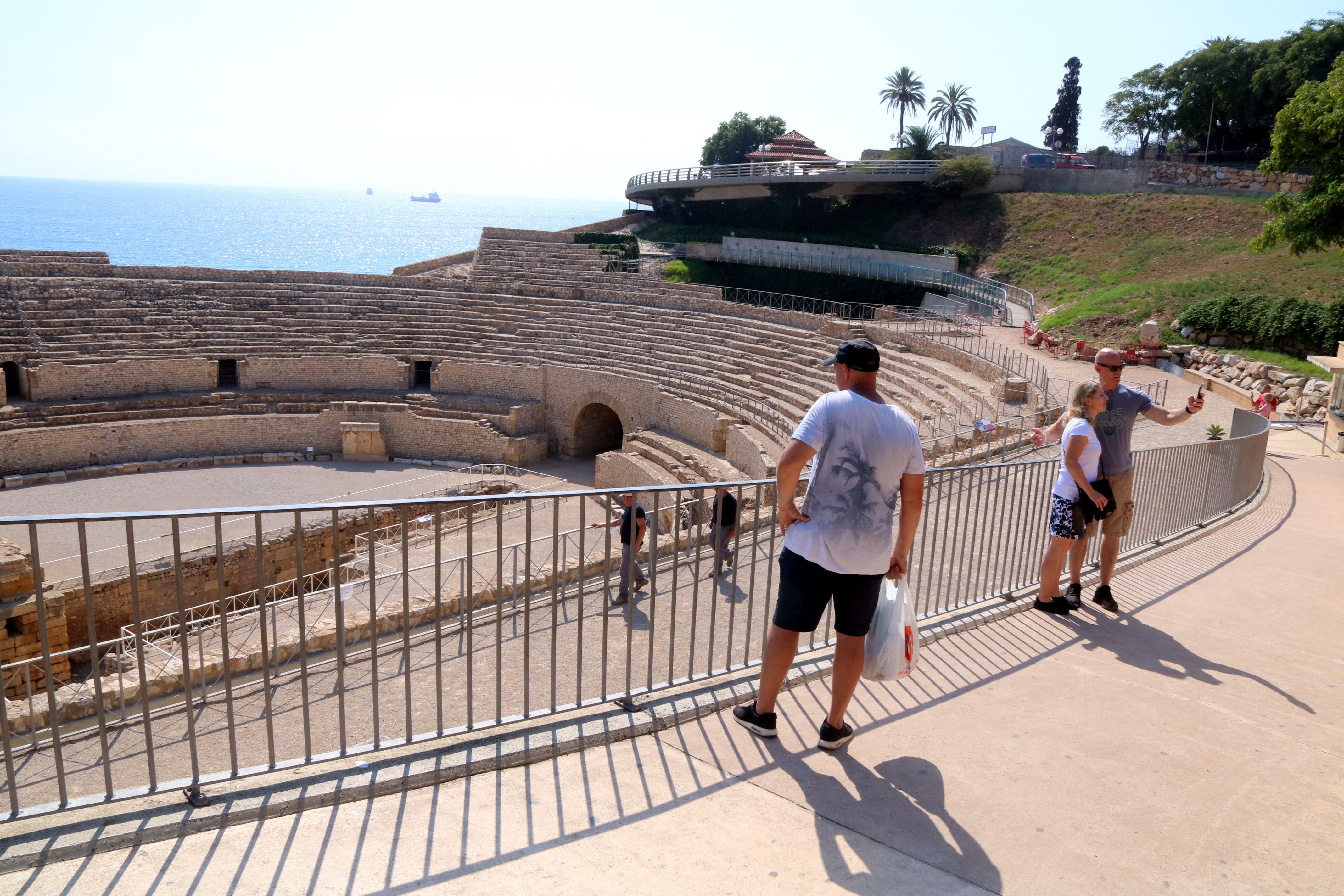 Turistes fent se fotografies a l'interior de l'amfiteatre de Tarragona | ACN