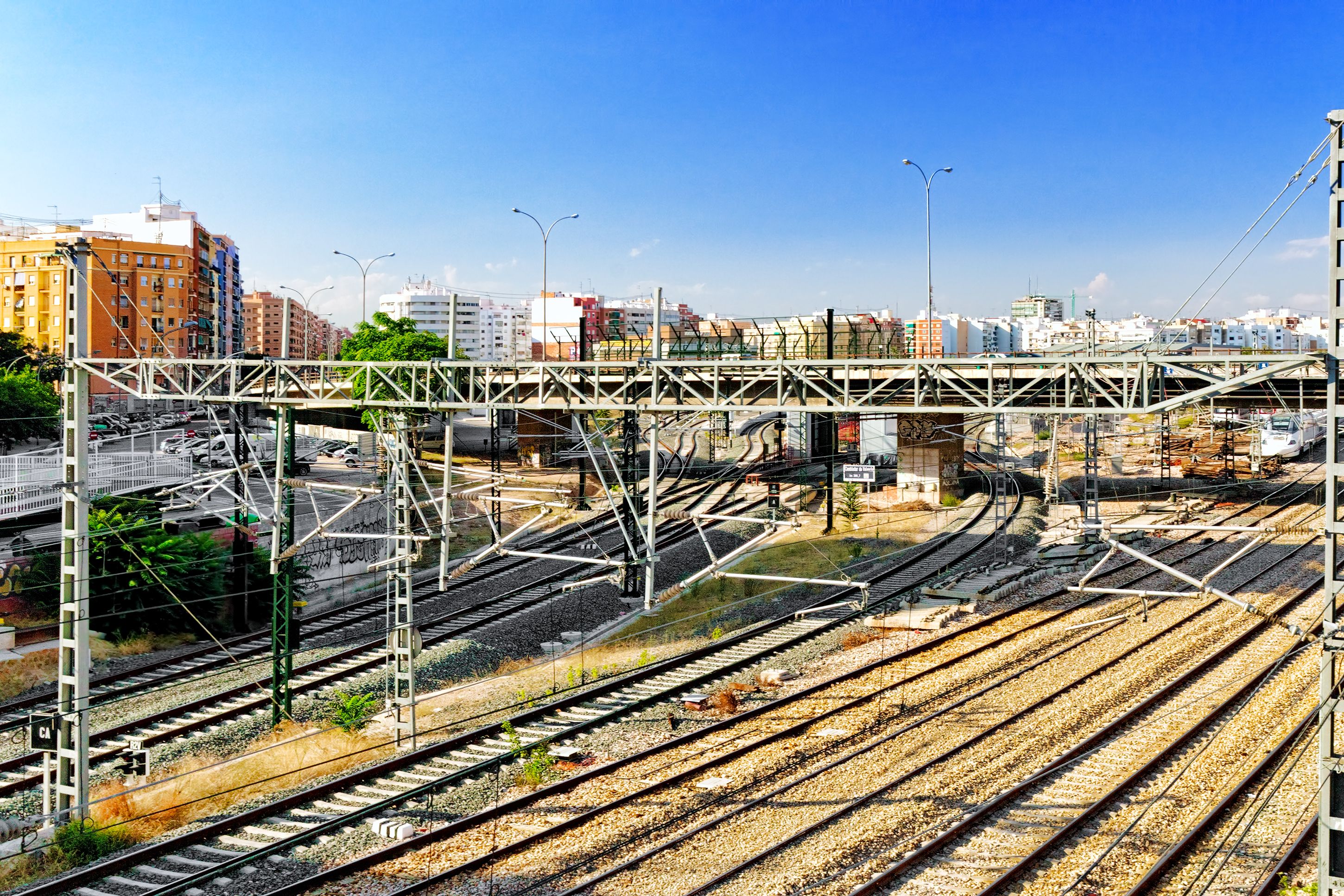 Las vías del tren que salen del estació norteño y Sorolla de València | iStock