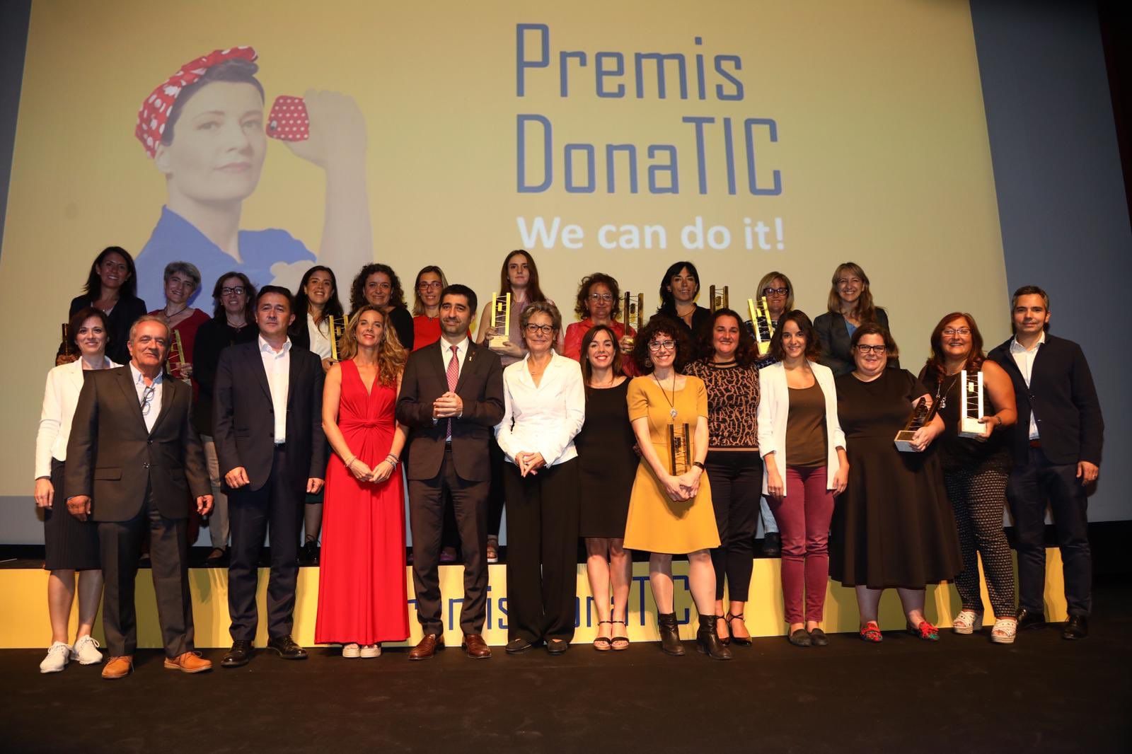 Foto de família de totes les guardonades als premis Dona TIC 2019