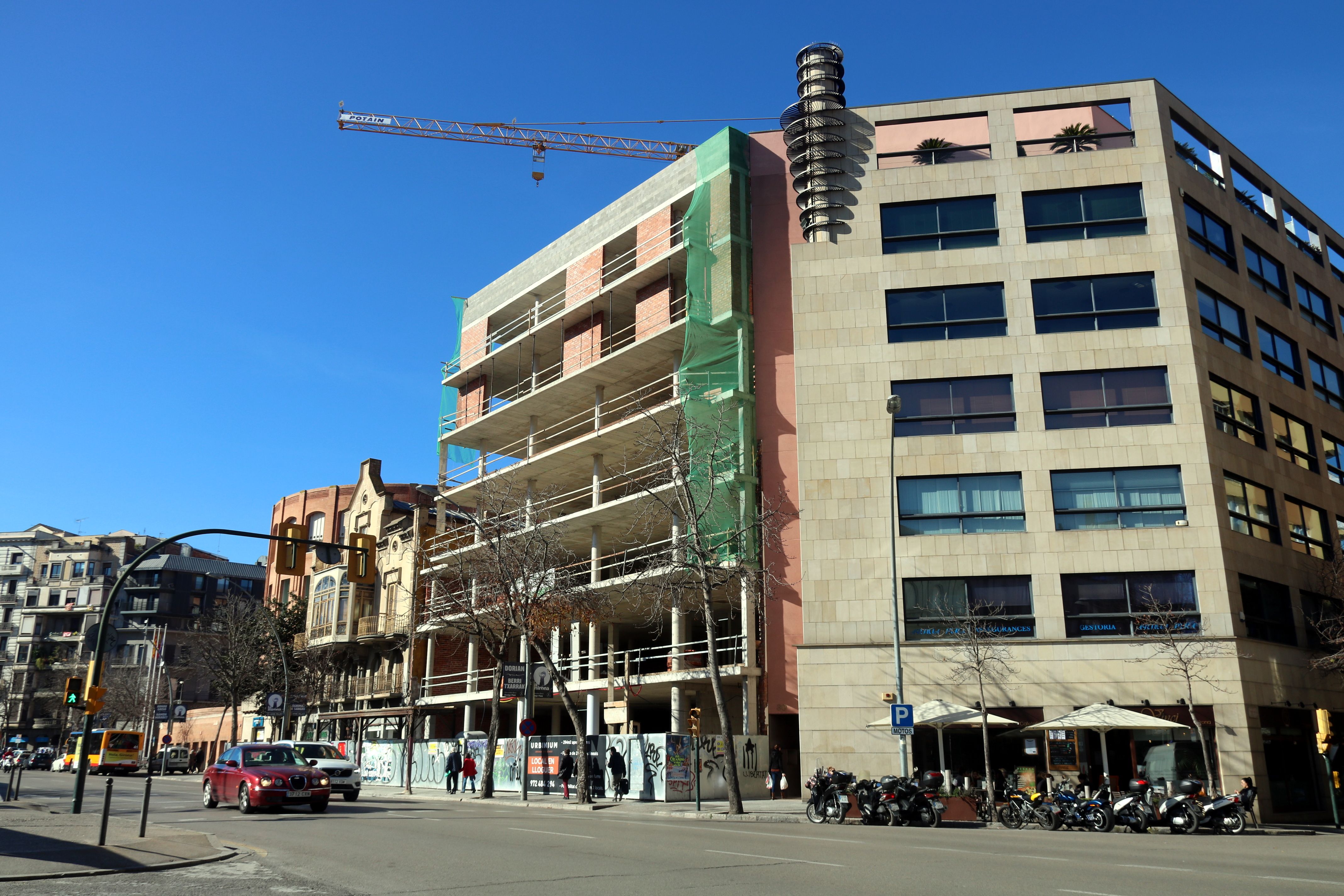 Un bloque de pisos de nueva construcció al centro de Girona | ACN