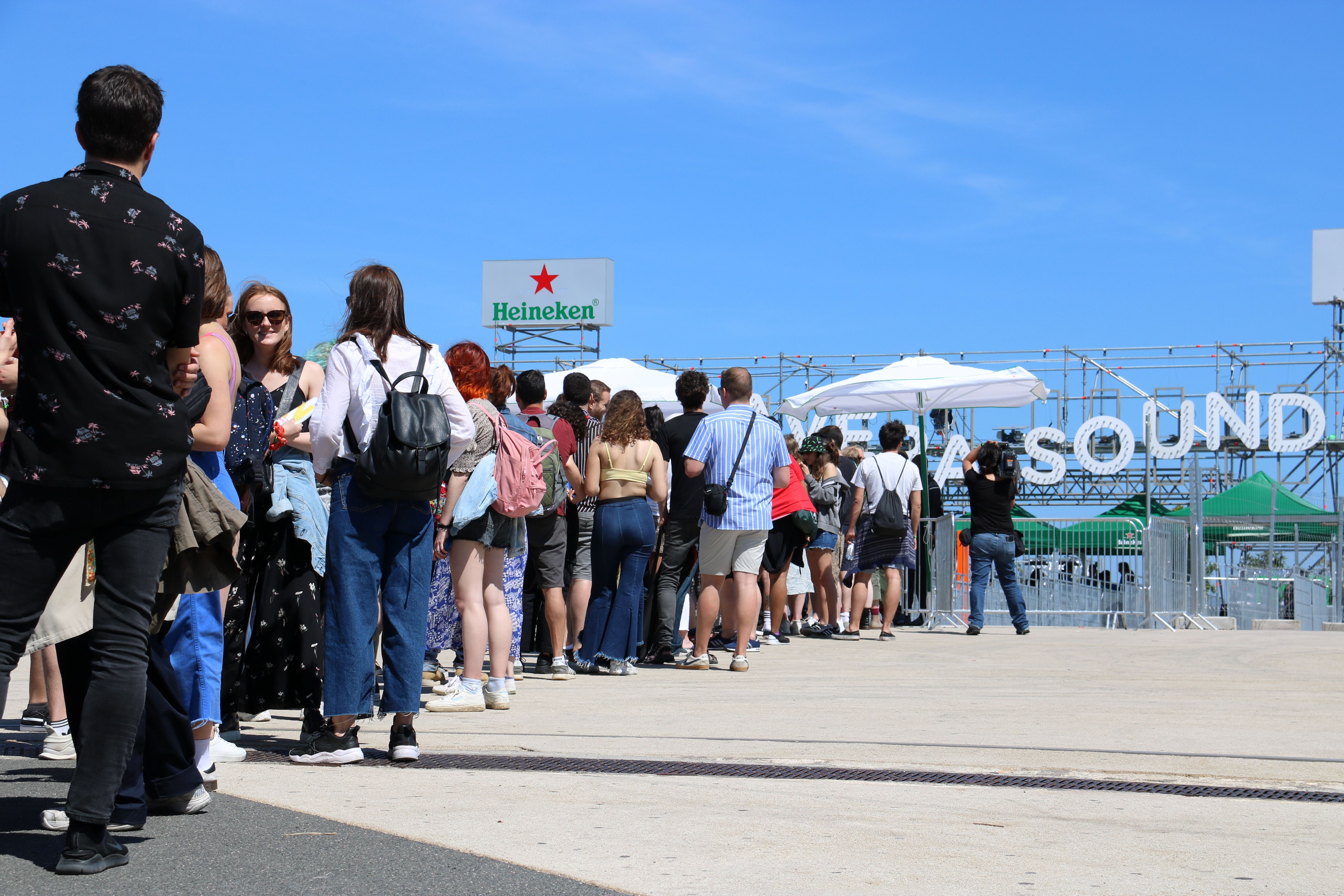 Asistentes al Primavera Sound hacen cola para entrar al recinto del festival | ACN