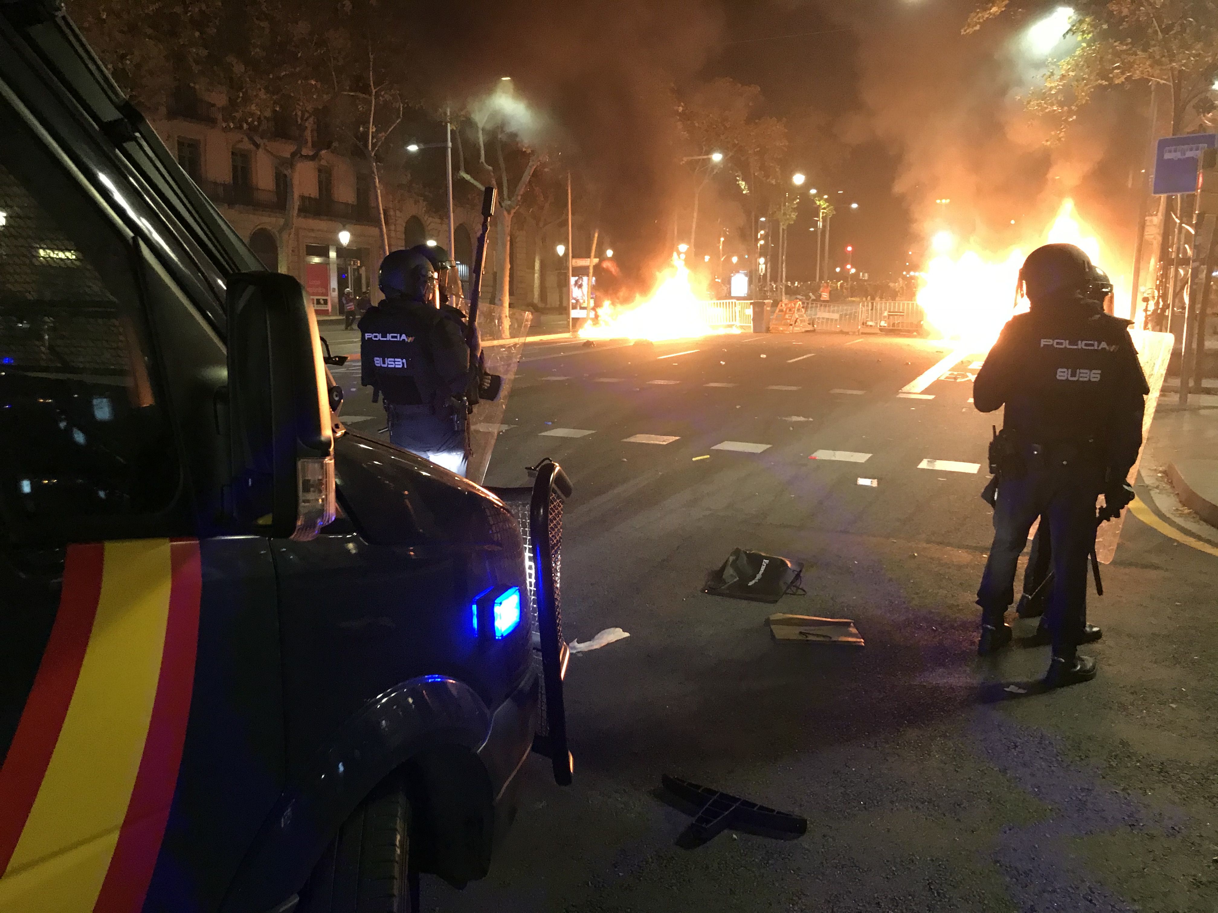 Un dels actes violents durant les protestes a Barcelona contra la sentència del procés | ACN