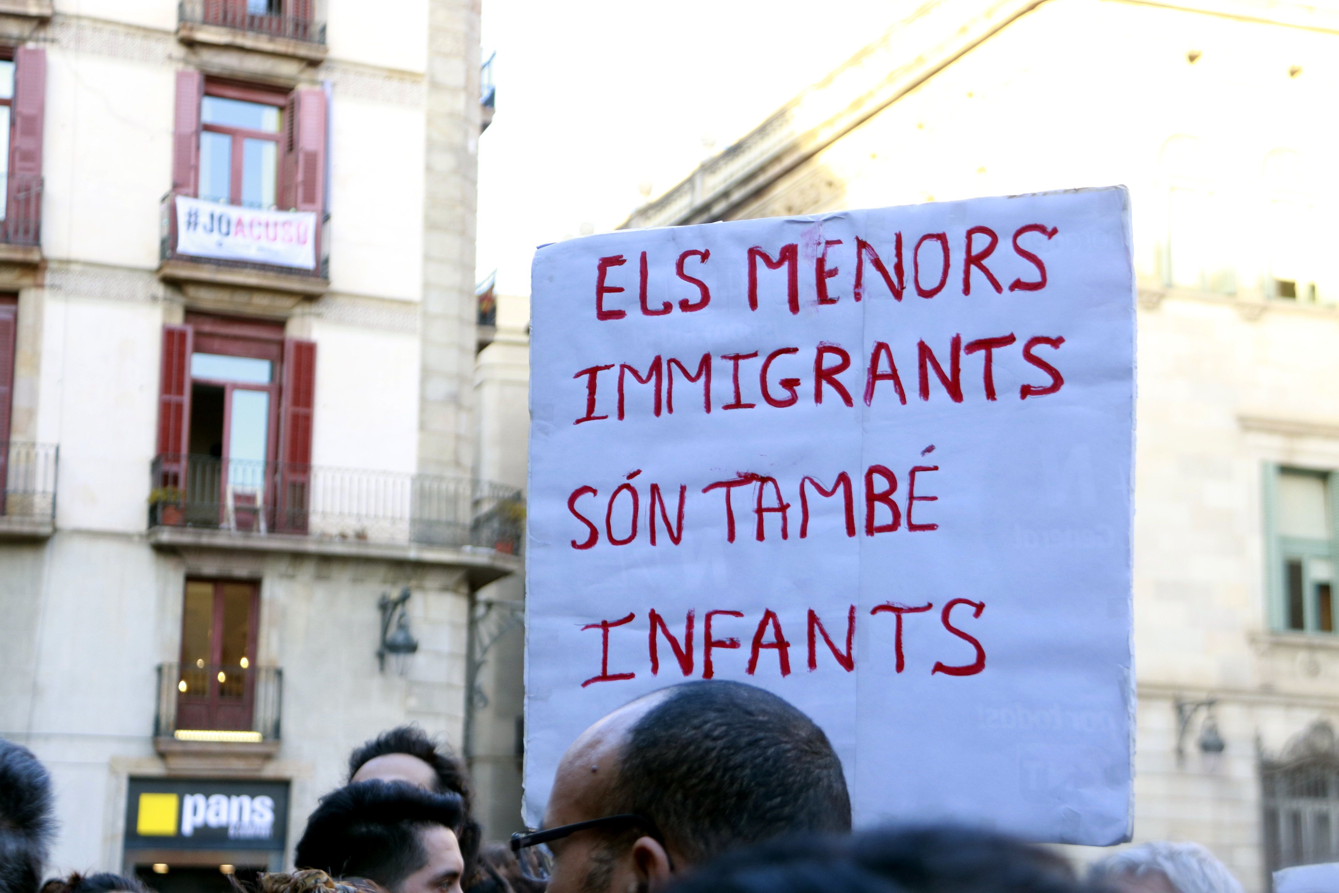 Cartell amb el missatge 'Els menors immigrants són també infants' en una manifestació recent | L. Fíguls (ACN)