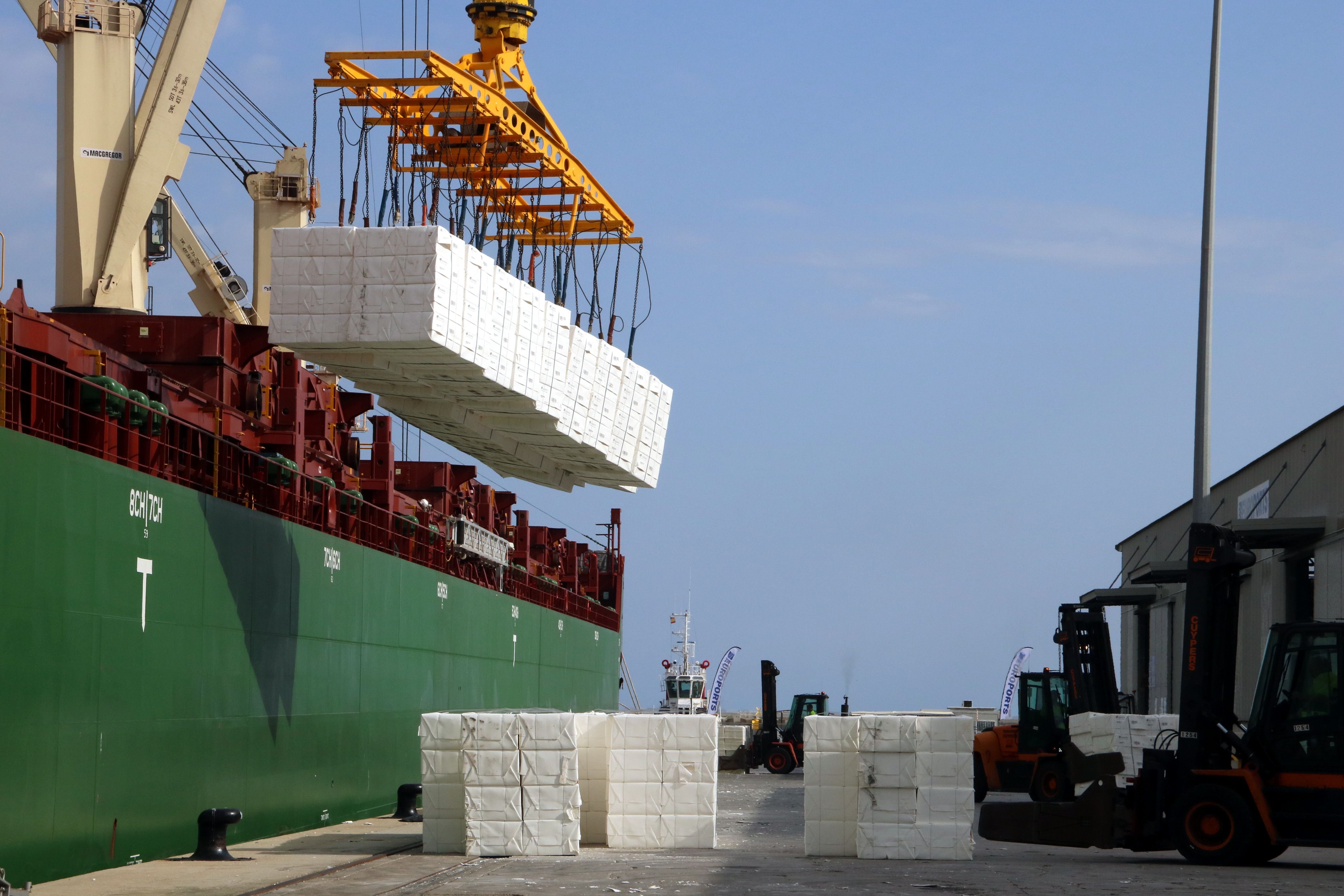 Una grua descarrega un vaixell al port de Tarragona | ACN